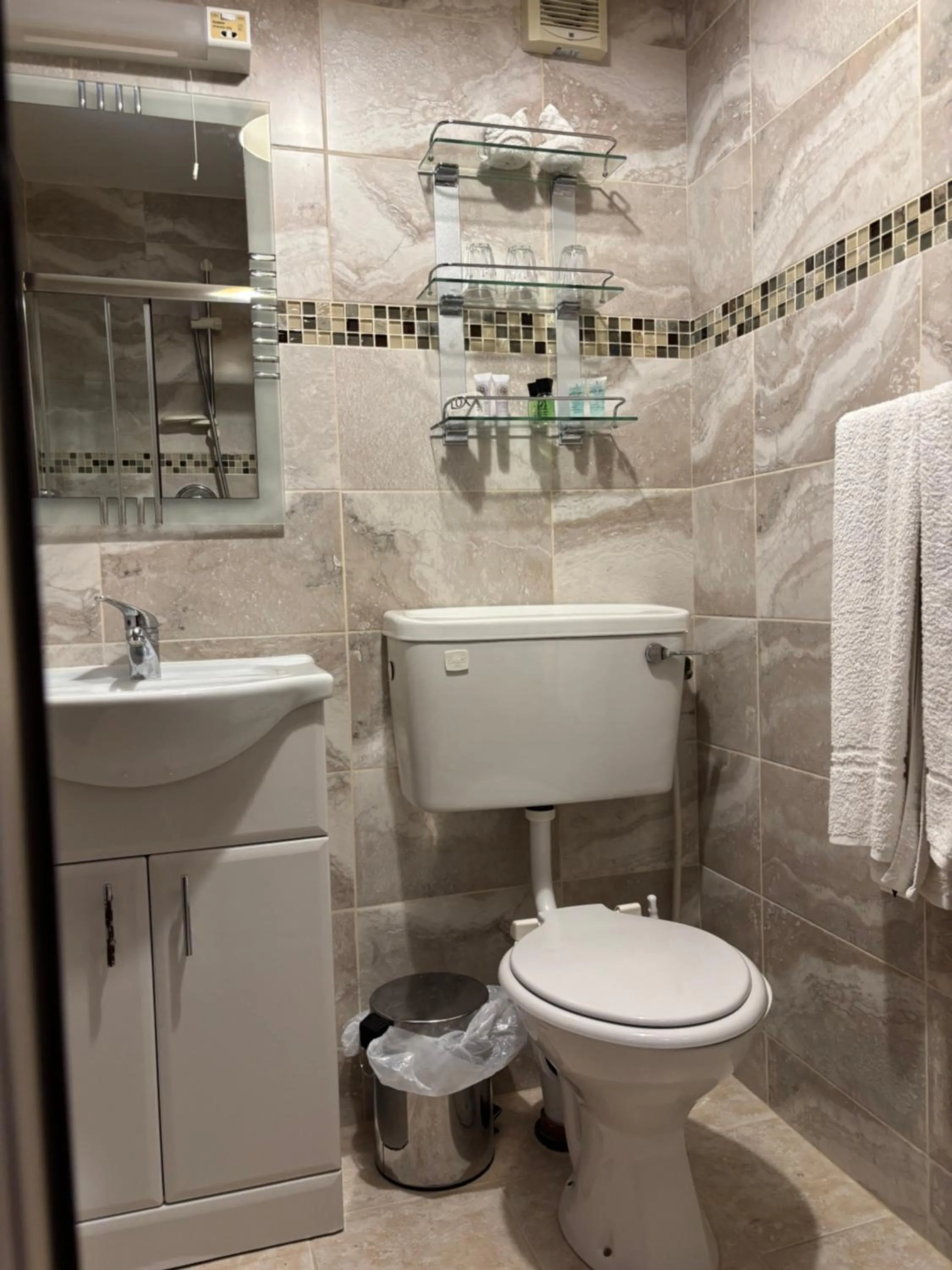 Bathroom in Ballindrum Farm B&B