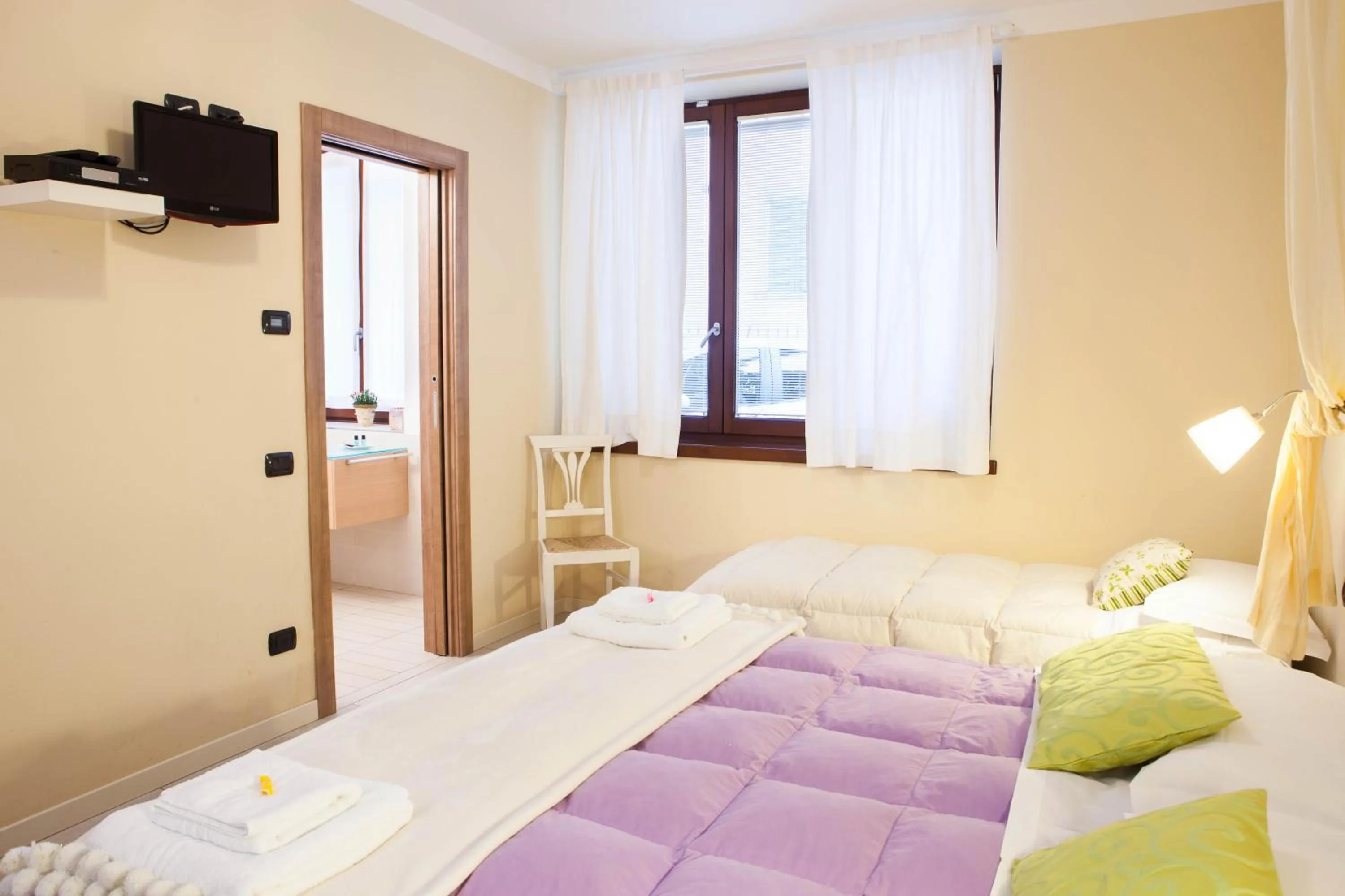 Photo of the whole room, Bed in Botton d'Oro Pelabrocco