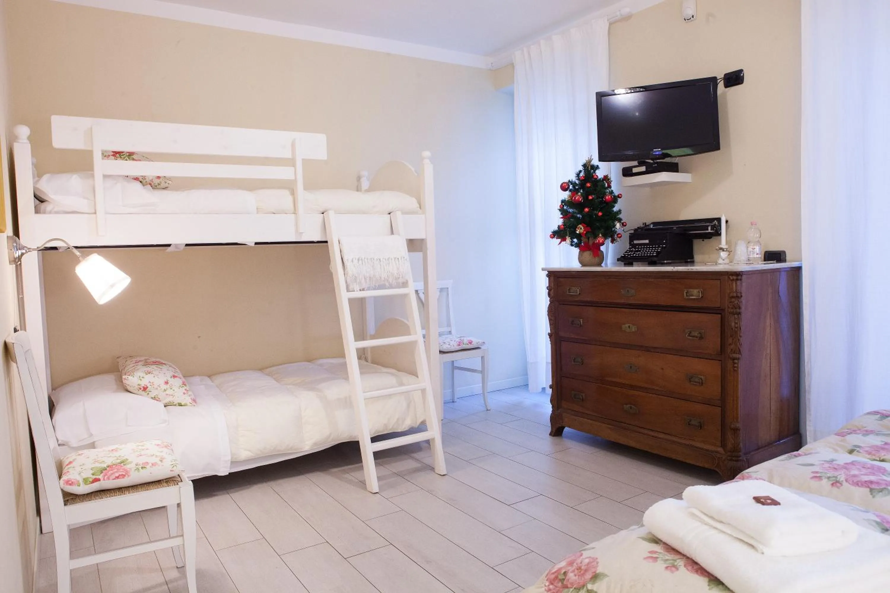 bunk bed, Bed in Botton d'Oro Pelabrocco