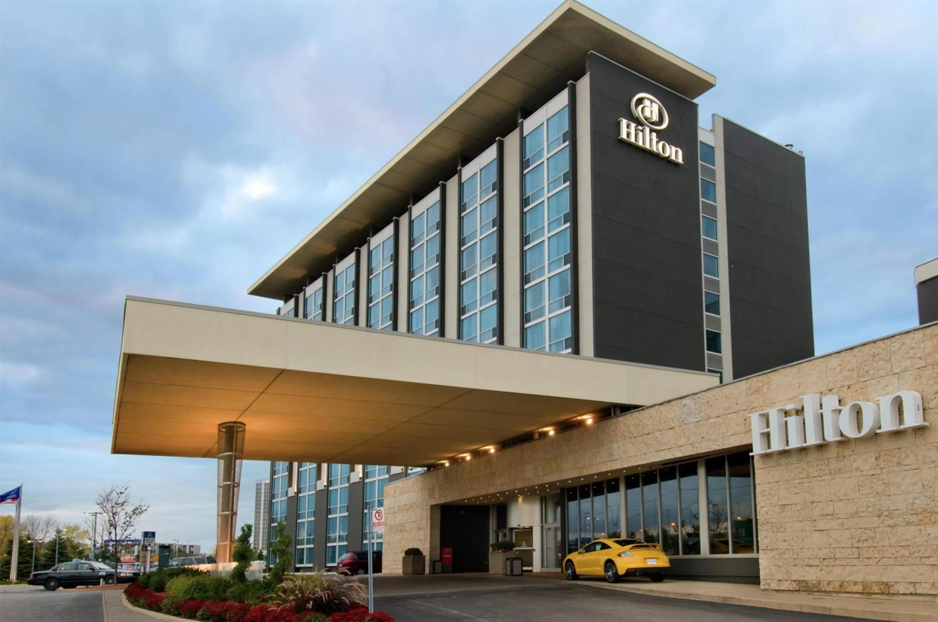 Property building in Hilton Toronto Airport Hotel & Suites