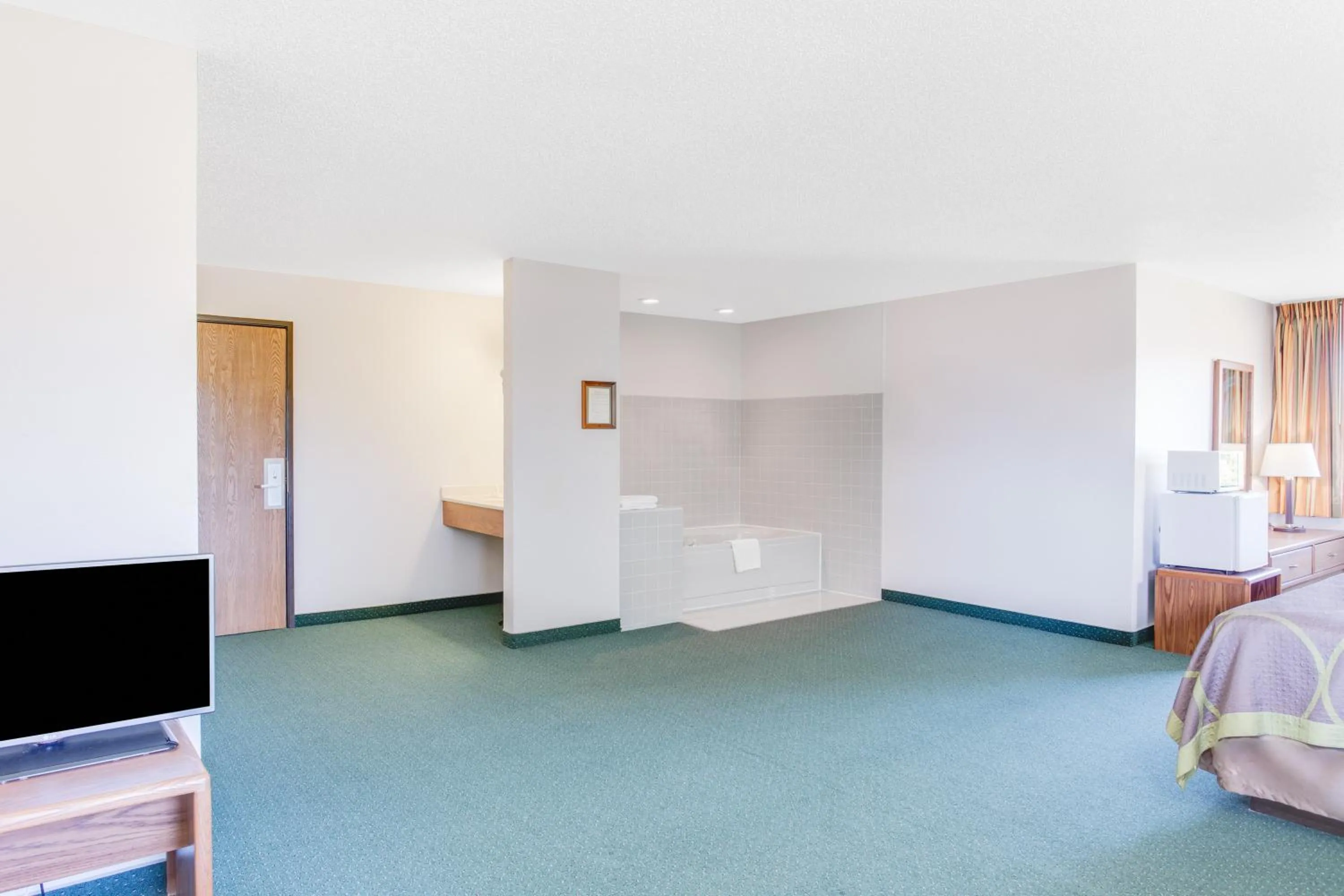 Hot Tub, Bed in Super 8 by Wyndham Oelwein