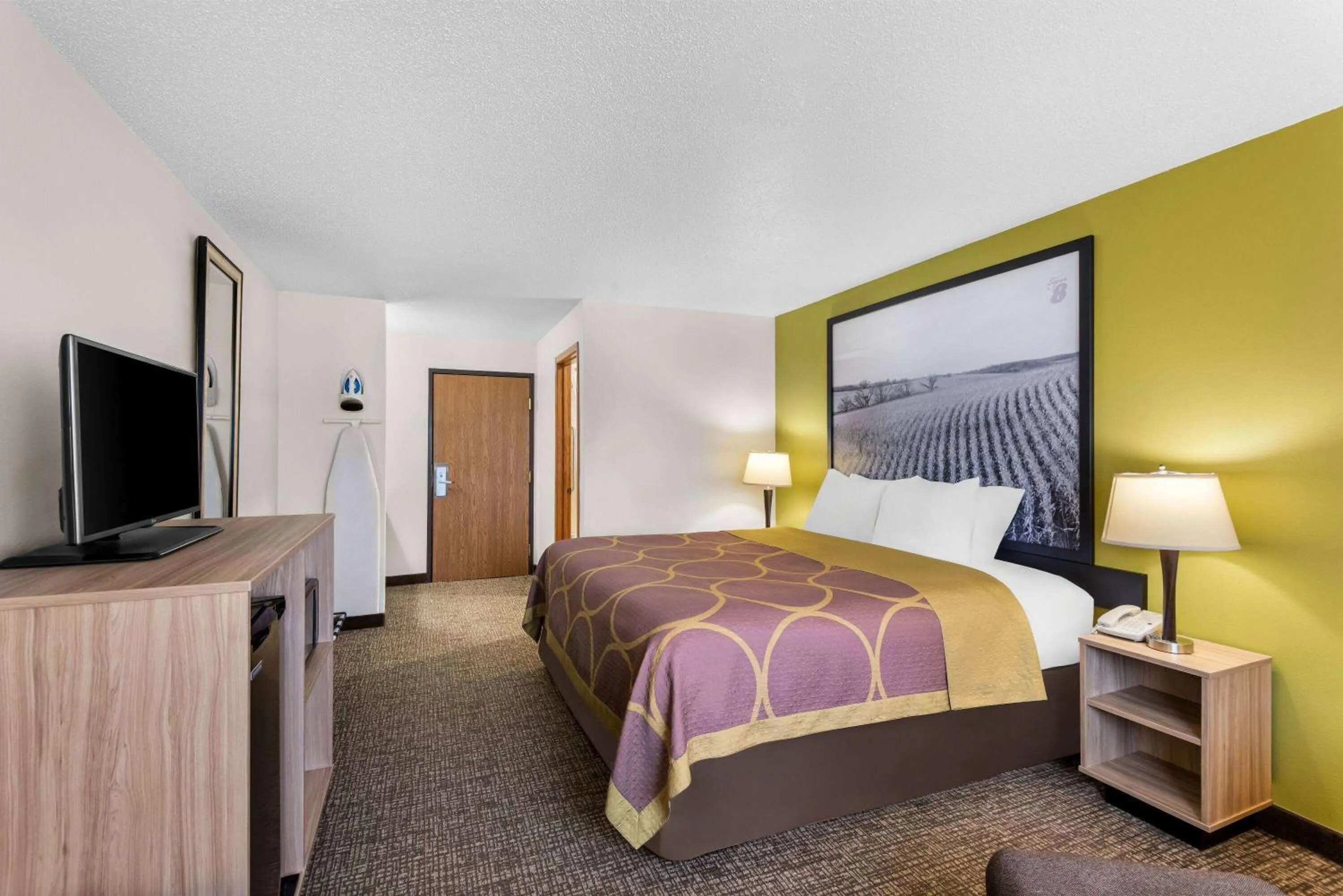 Bed in Super 8 by Wyndham Oelwein