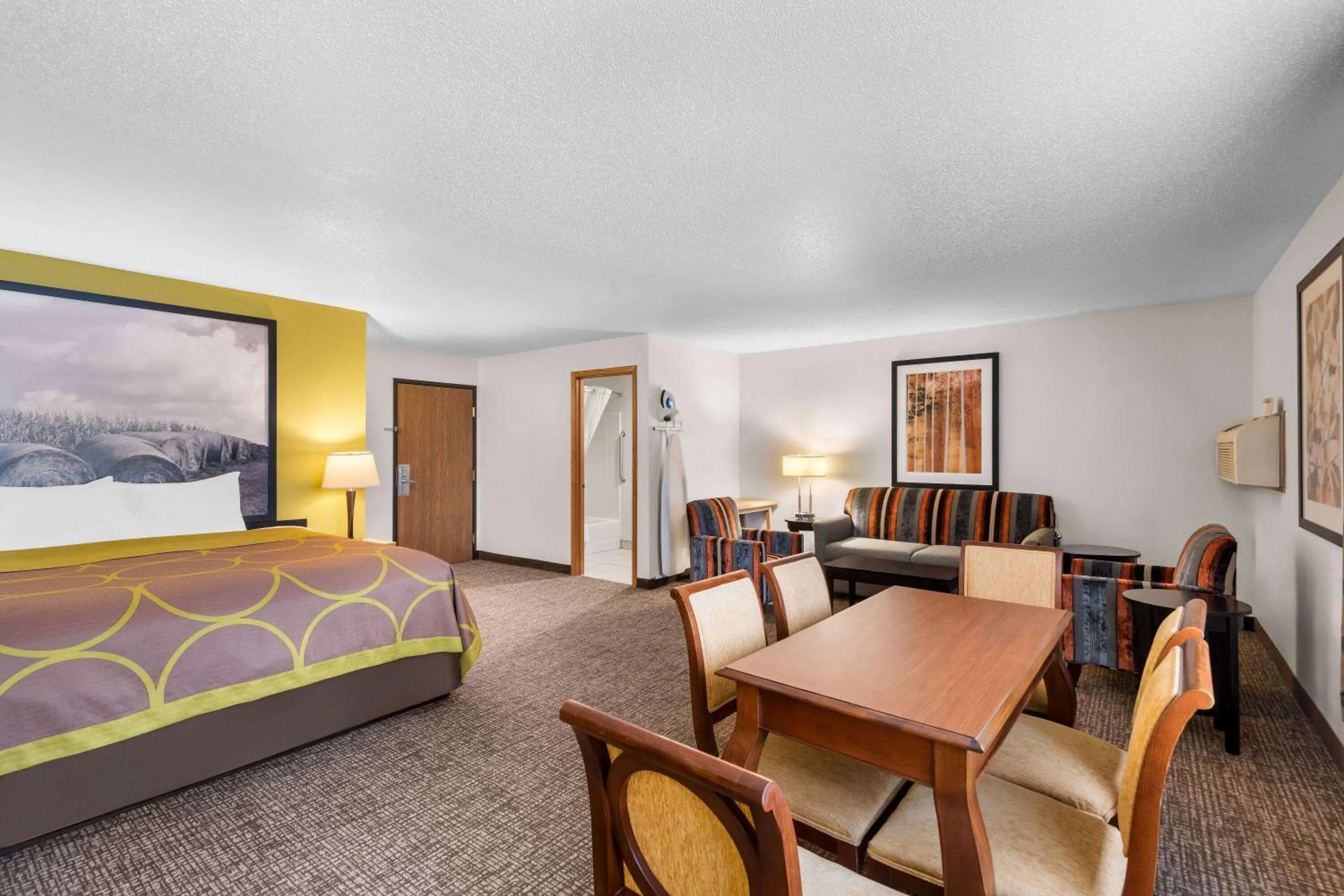 Photo of the whole room, Bed in Super 8 by Wyndham Oelwein