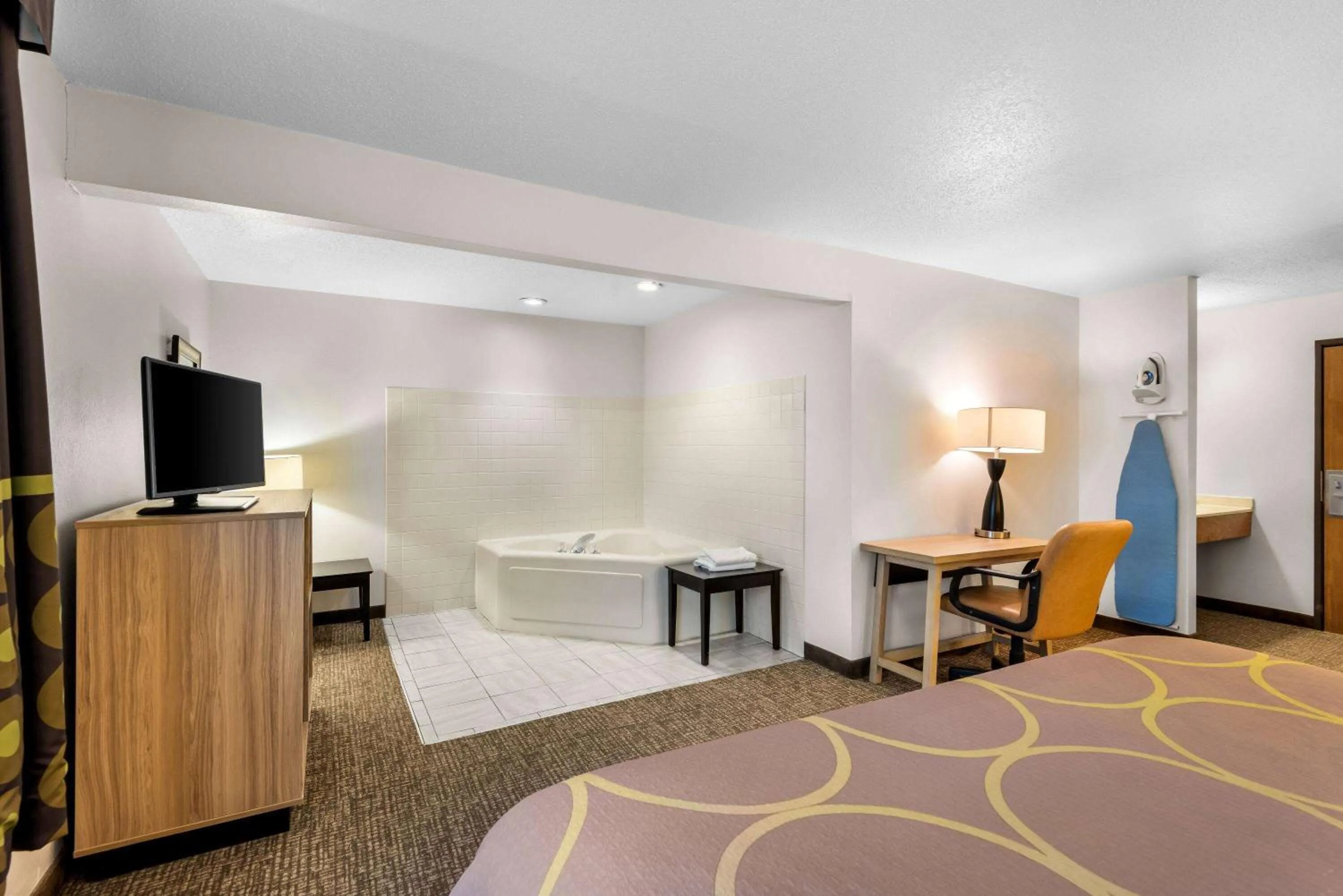 Photo of the whole room, Bed in Super 8 by Wyndham Oelwein