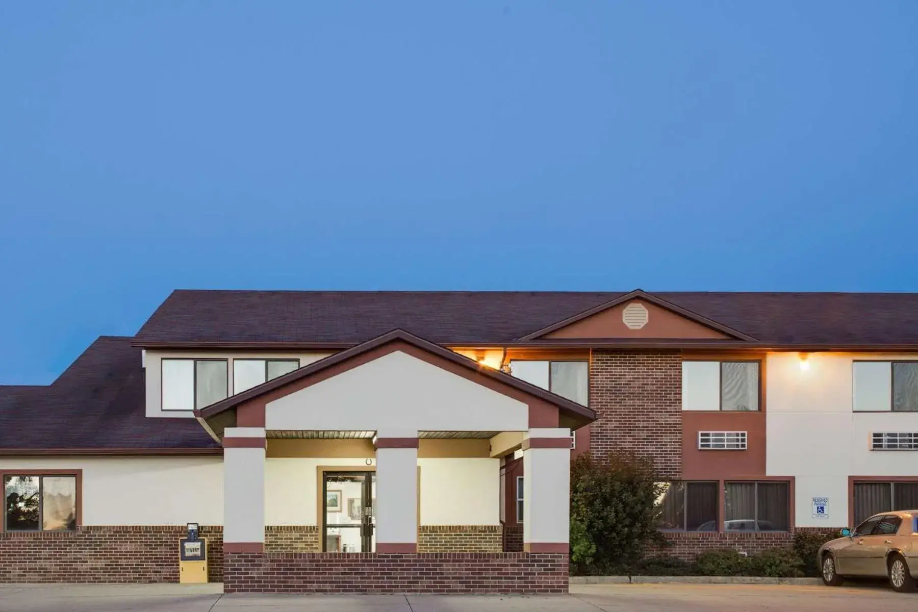 Facade/entrance in Super 8 by Wyndham Oelwein Facade/entrance in Super 8 by Wyndham Oelwein