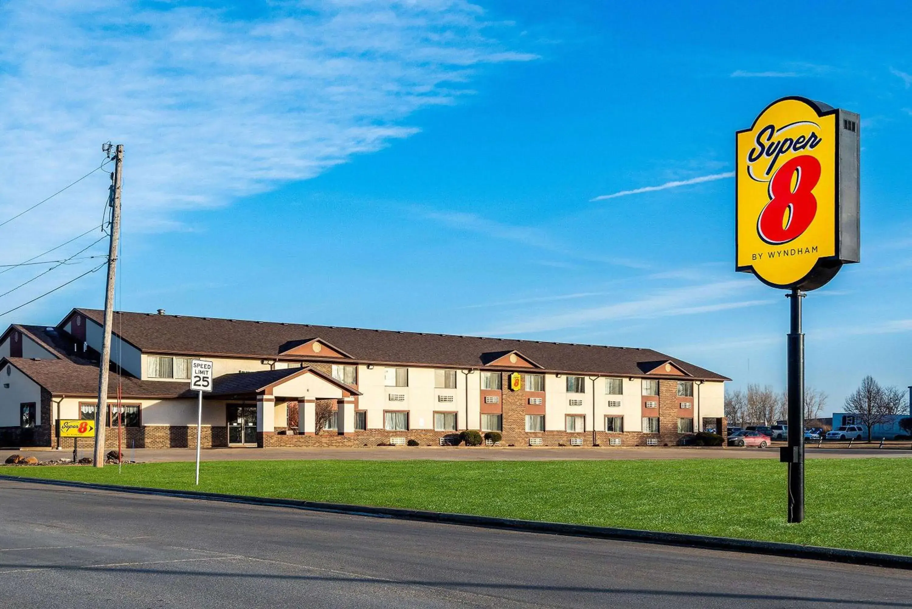Property building in Super 8 by Wyndham Oelwein Property building in Super 8 by Wyndham Oelwein