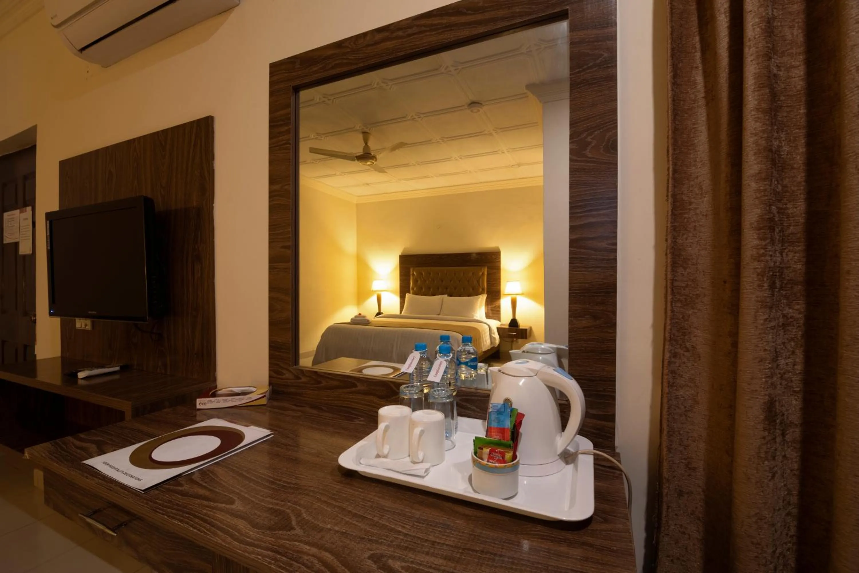 Coffee/tea facilities, Bed in Hotel One Lalazar Multan