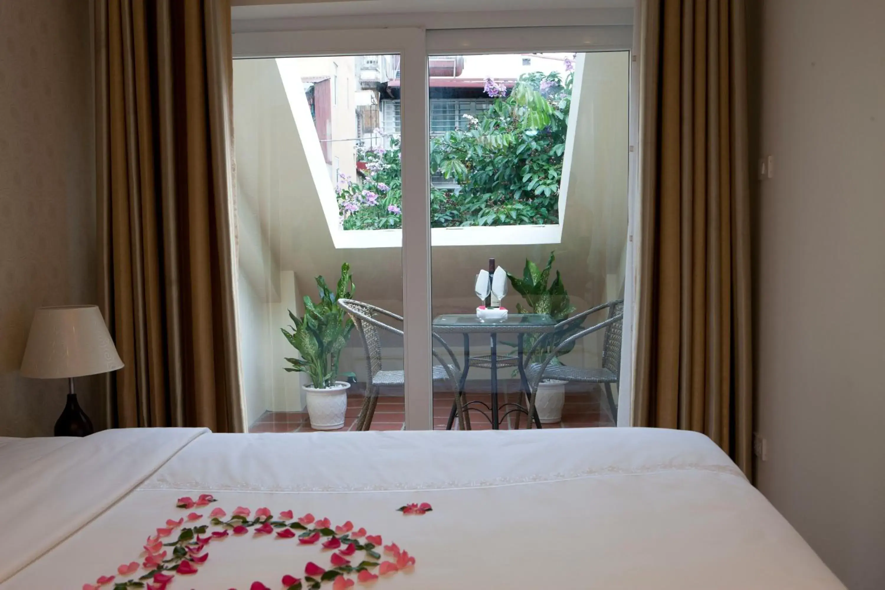 Photo of the whole room, Bed in Rising Dragon Legend Hotel Photo of the whole room, Bed in Rising Dragon Legend Hotel