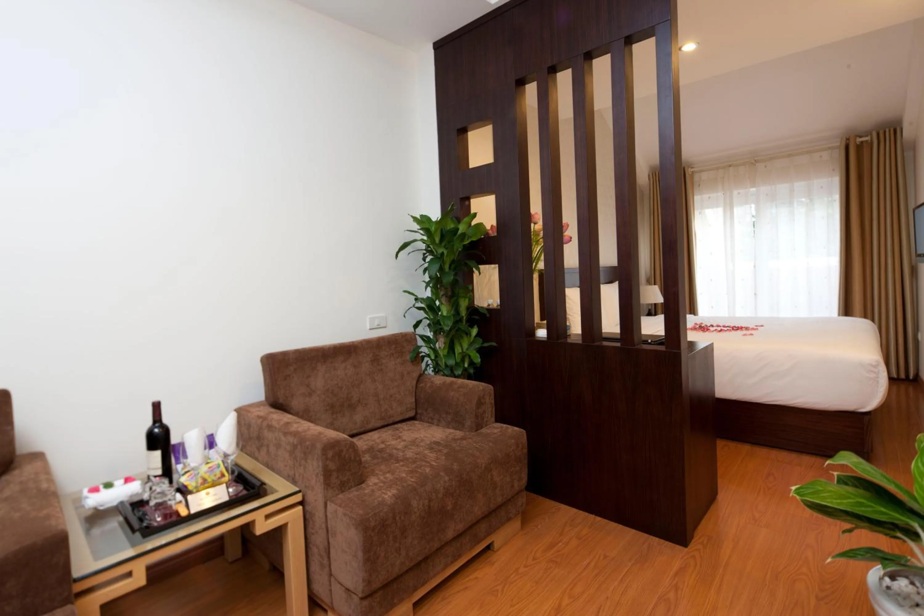 Seating area, Bed in Rising Dragon Legend Hotel