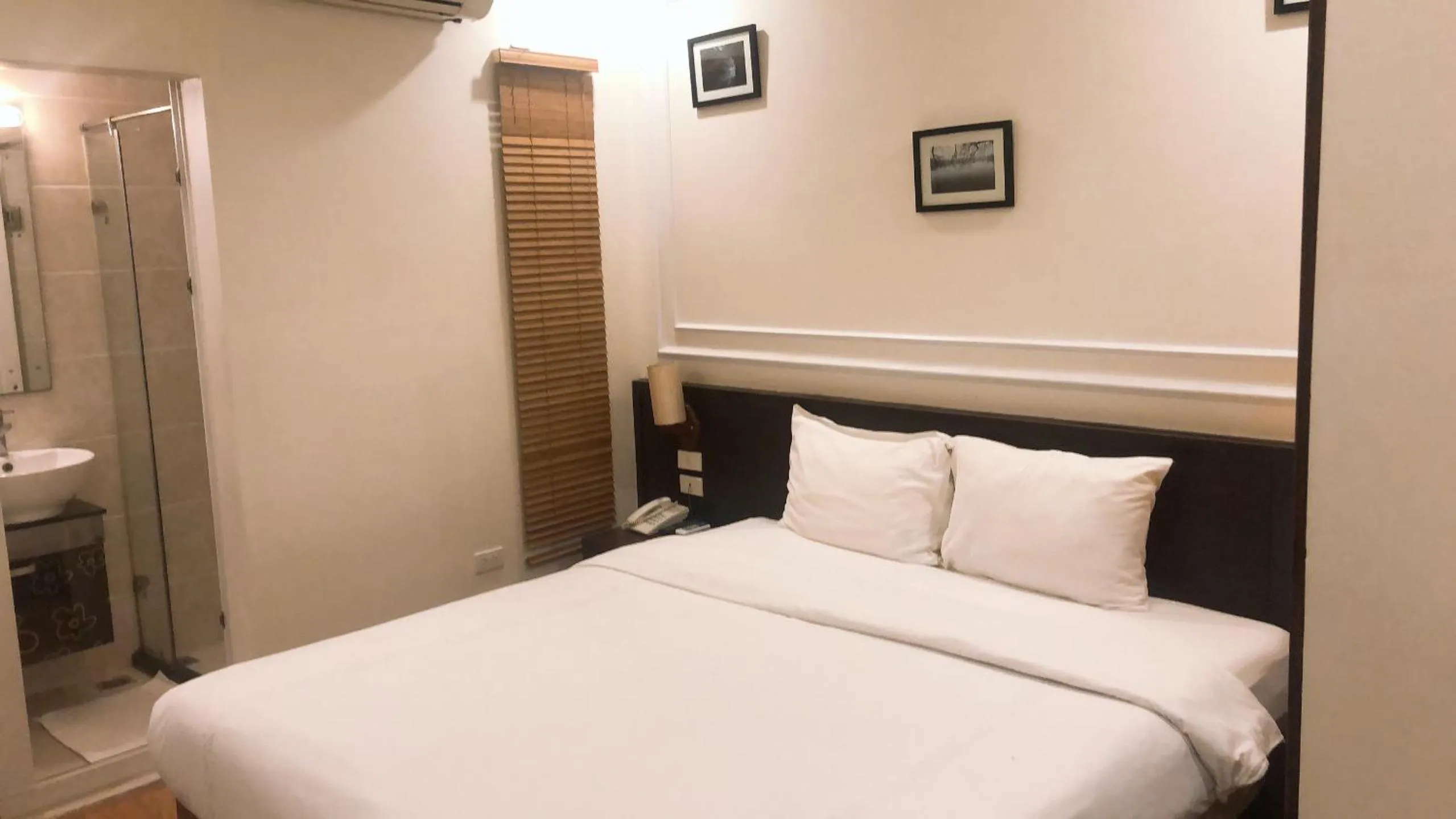 Bed in Rising Dragon Legend Hotel