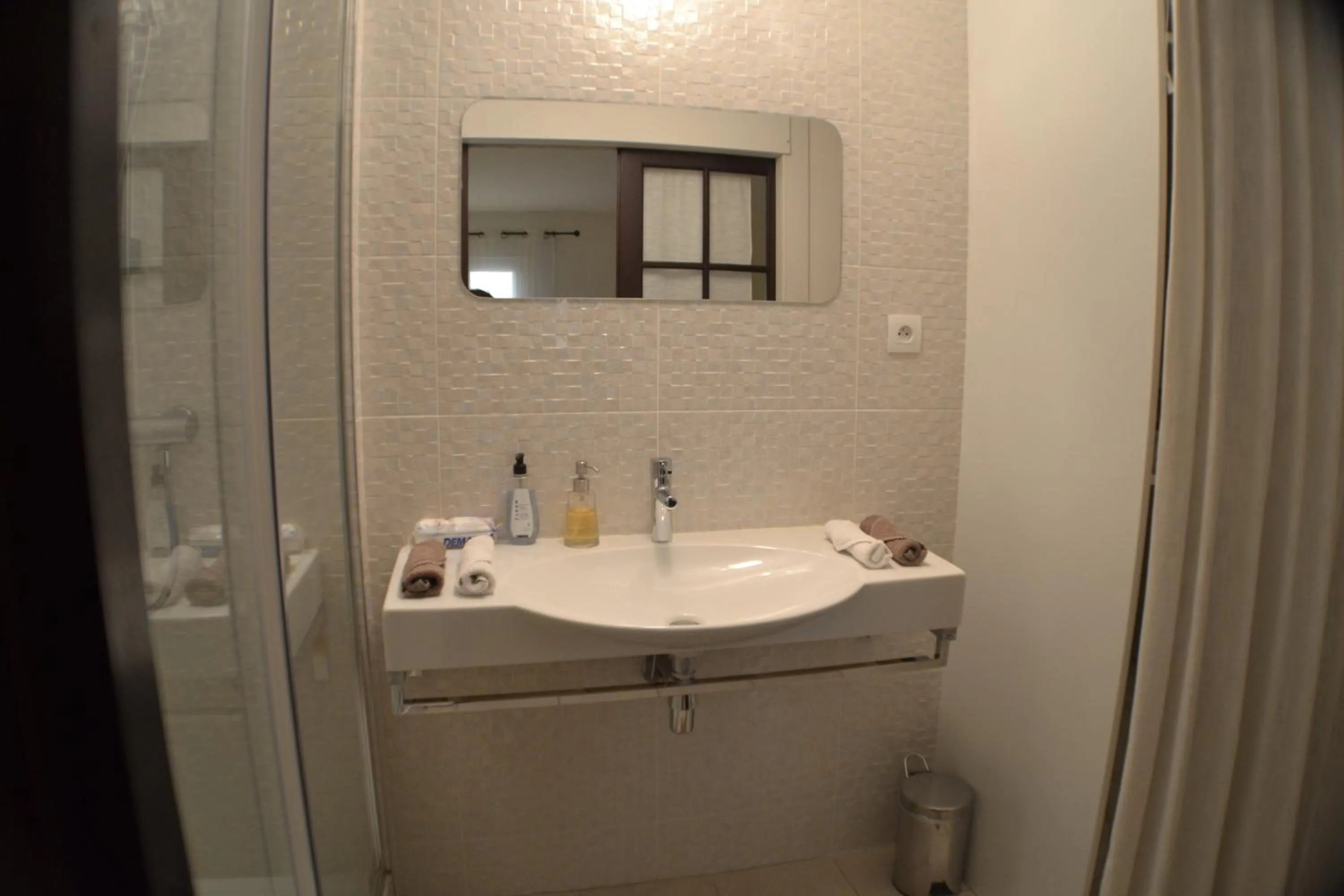 Toilet in L'Invitation au Voyage