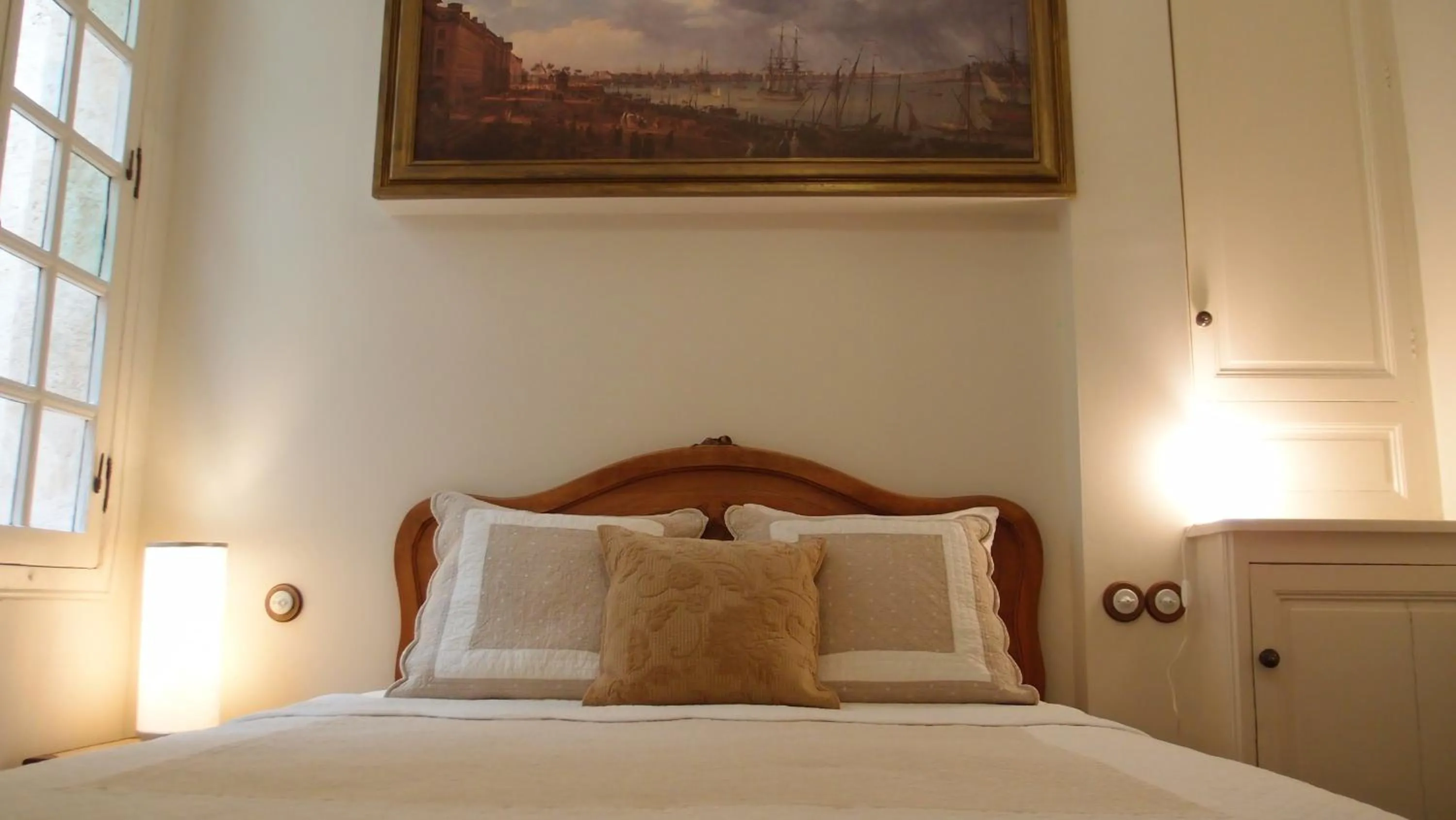 Bed in L'Invitation au Voyage