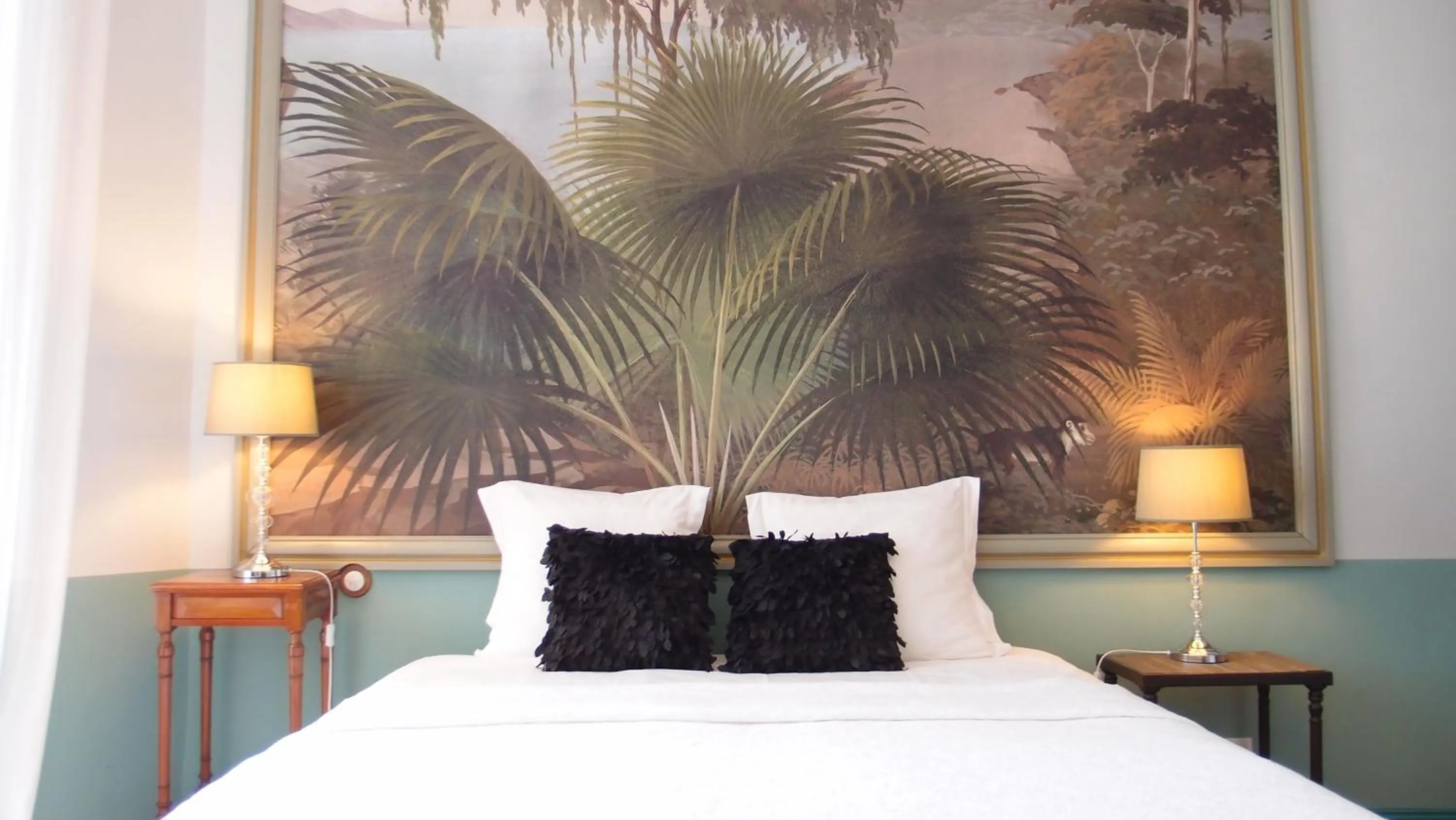 Bed in L'Invitation au Voyage