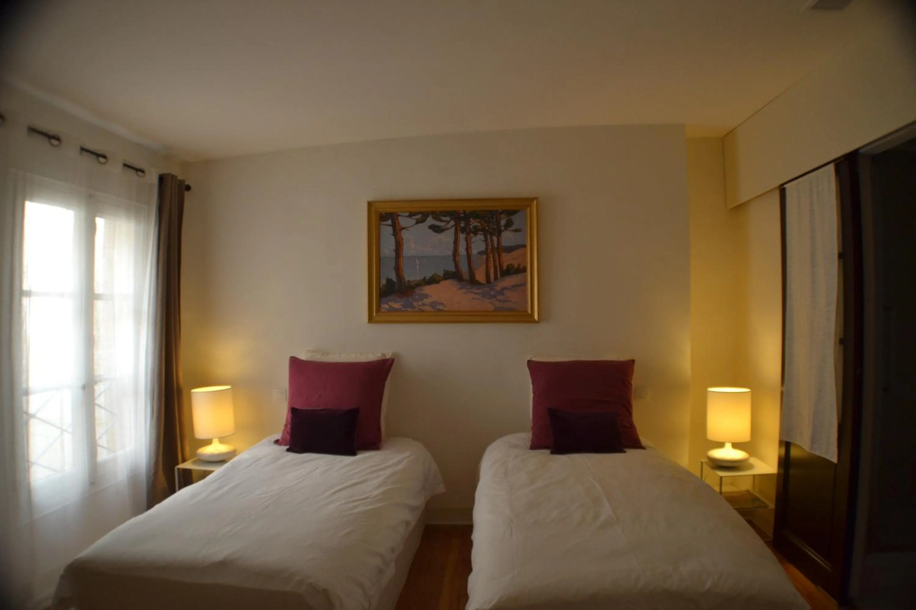 Bed in L'Invitation au Voyage