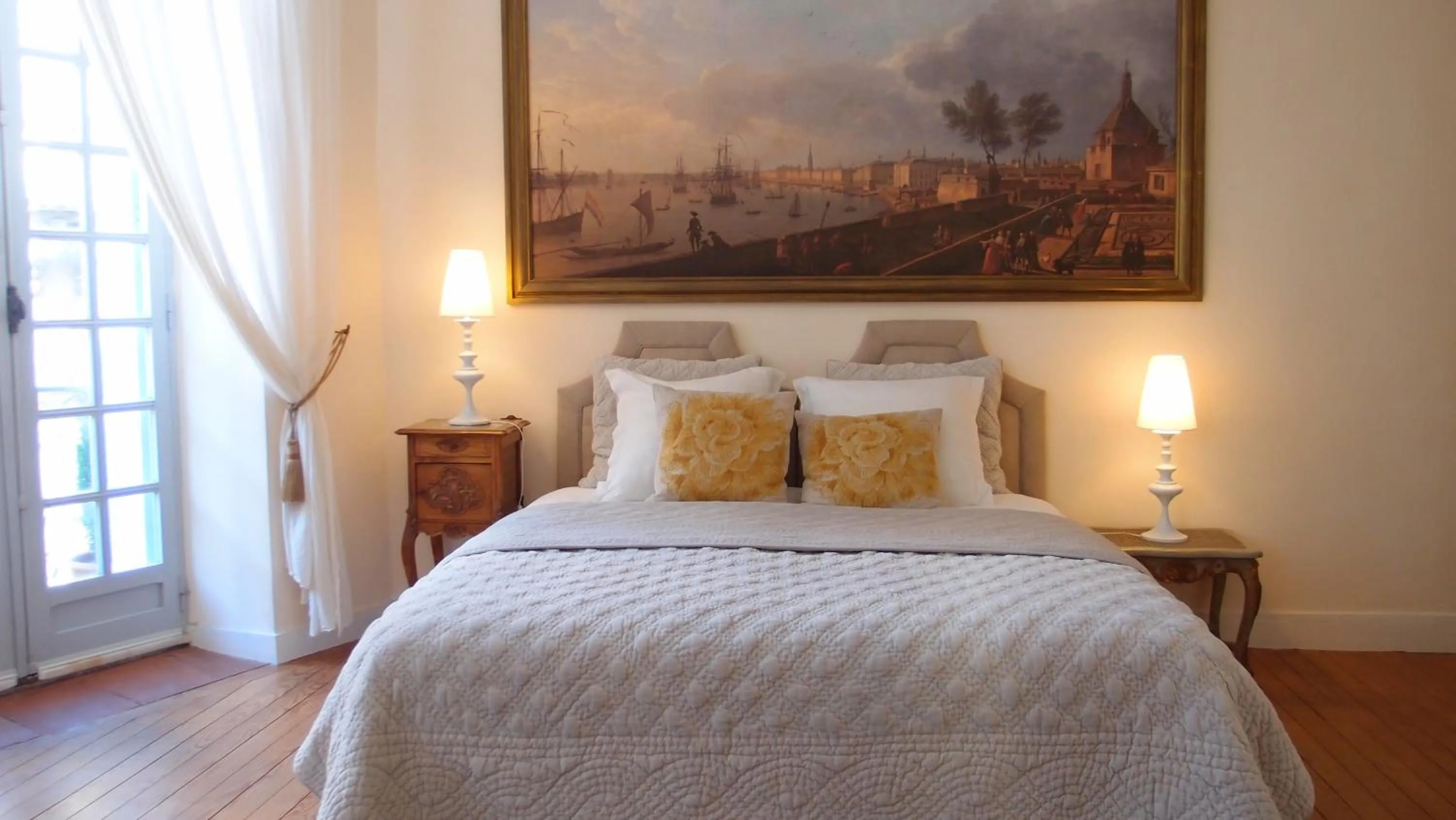 Bed in L'Invitation au Voyage