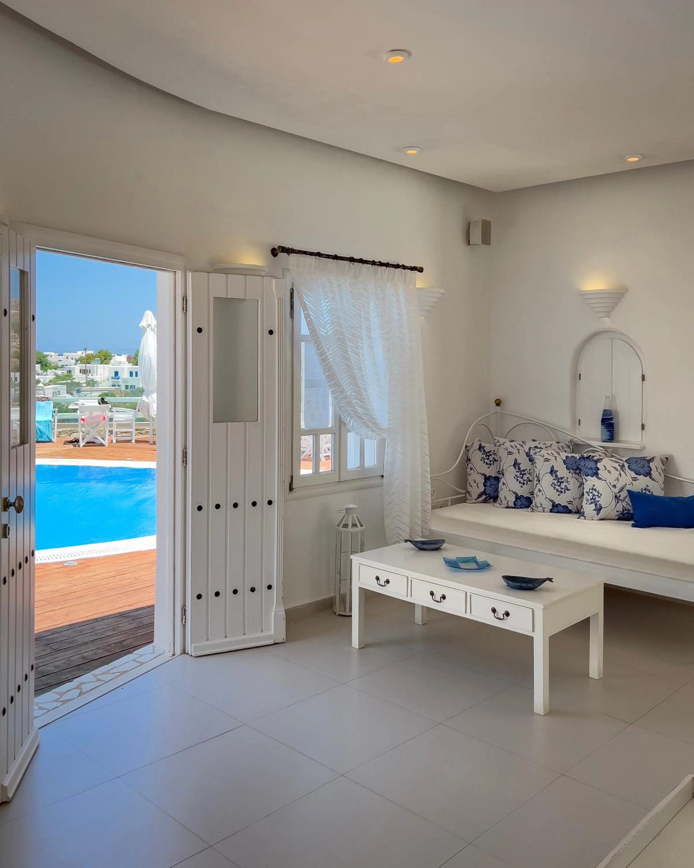 Aspalathras White Hotel