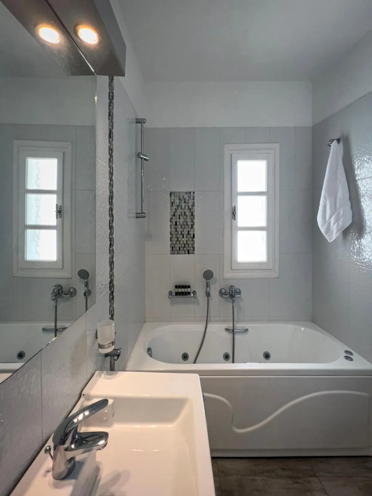 Aspalathras White Hotel