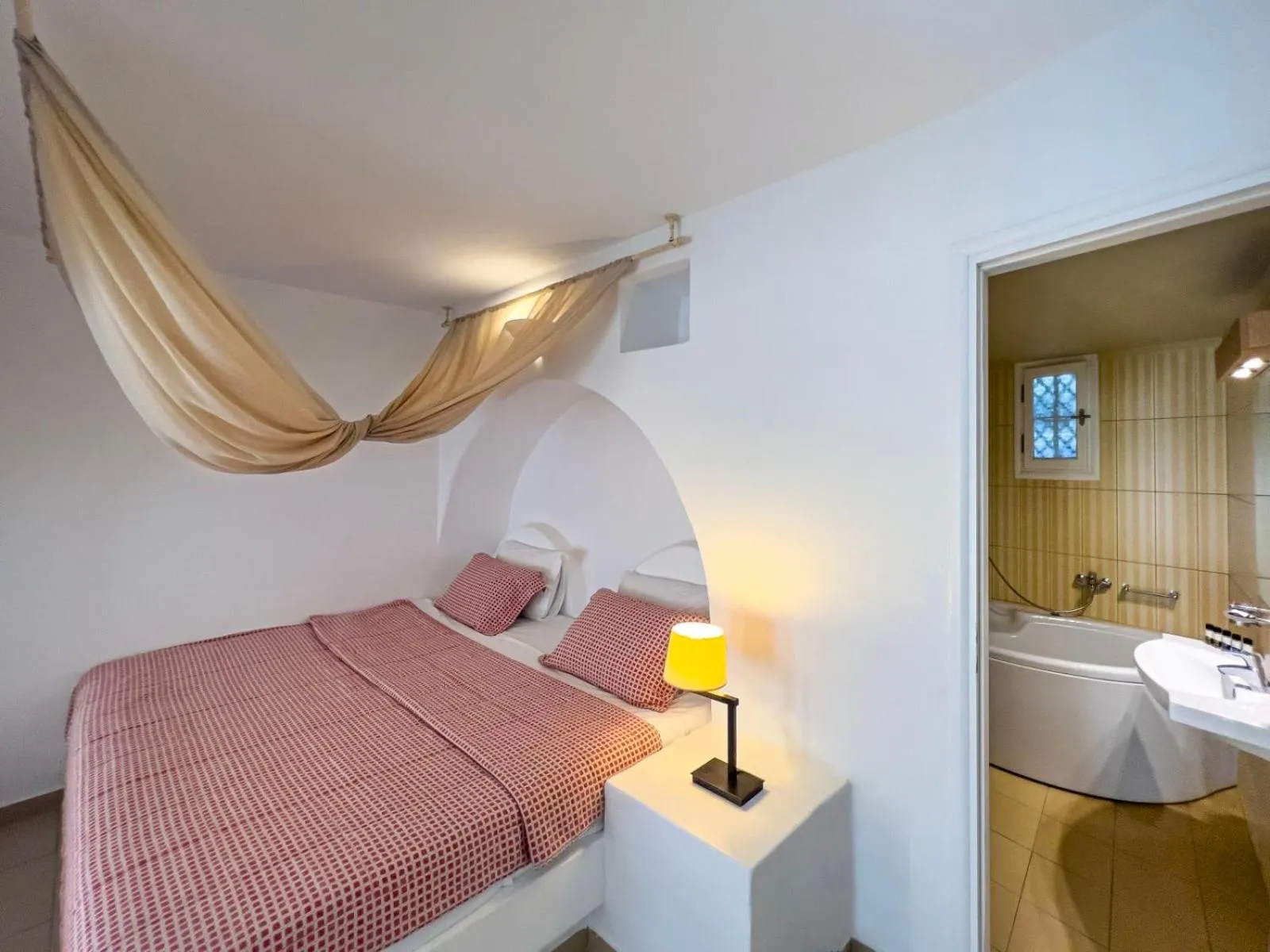 Aspalathras White Hotel