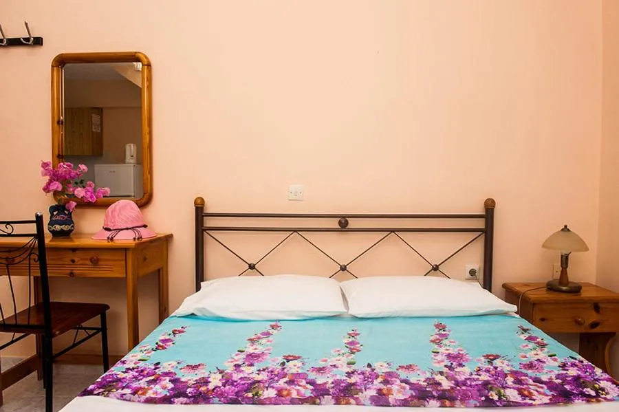 Bed in Paradise Studios