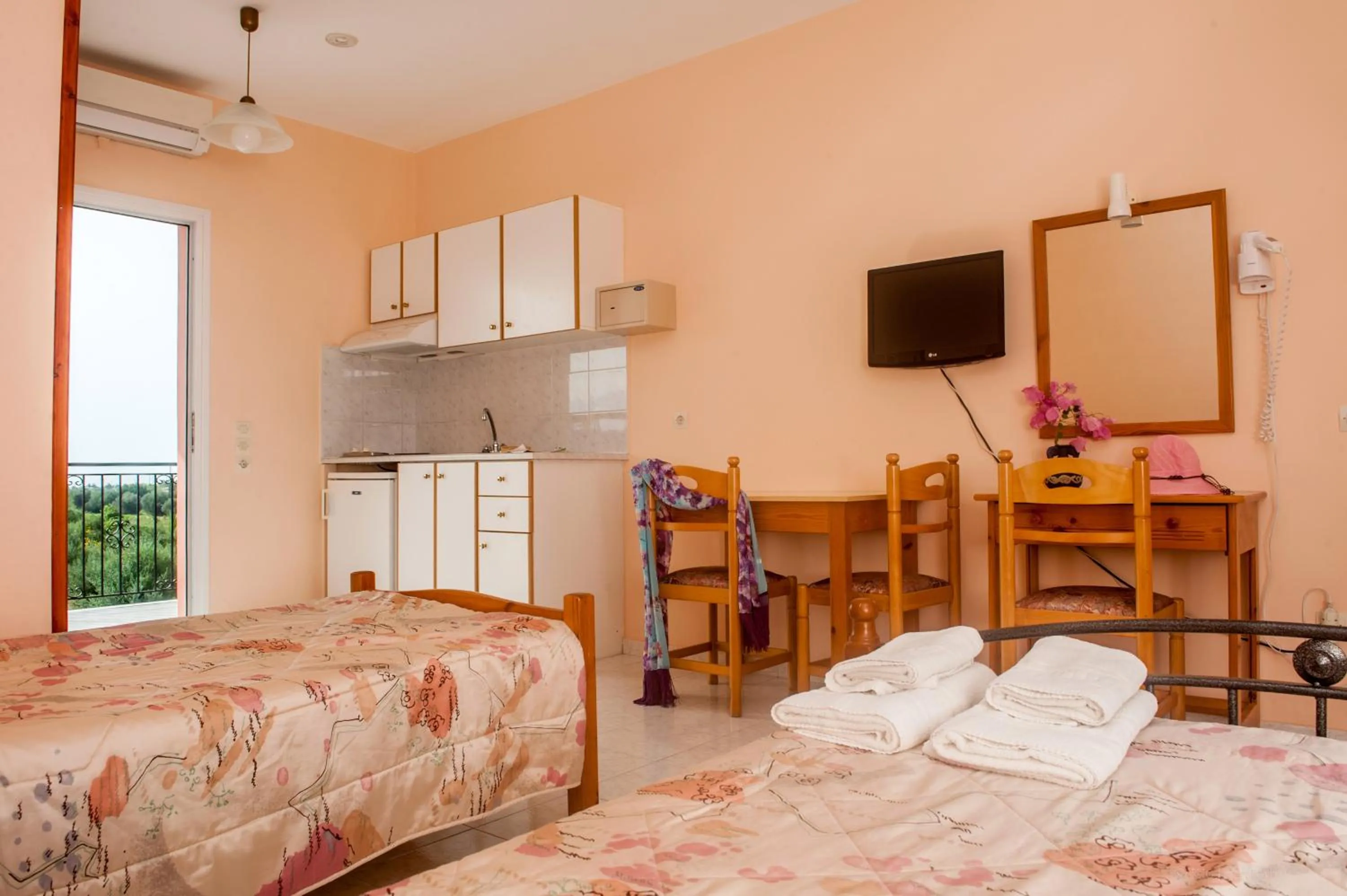 Photo of the whole room, Bed in Paradise Studios