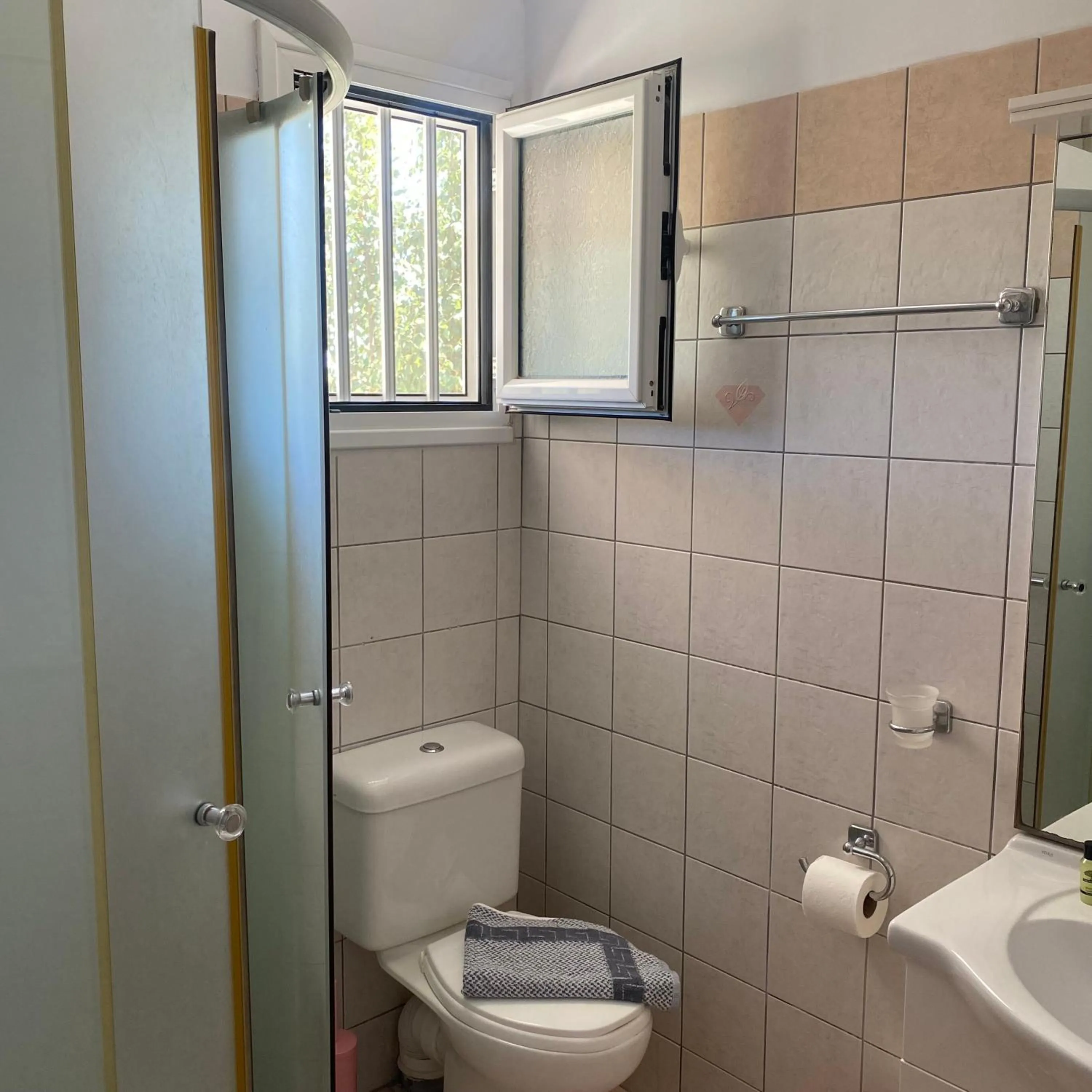 Bathroom in Paradise Studios