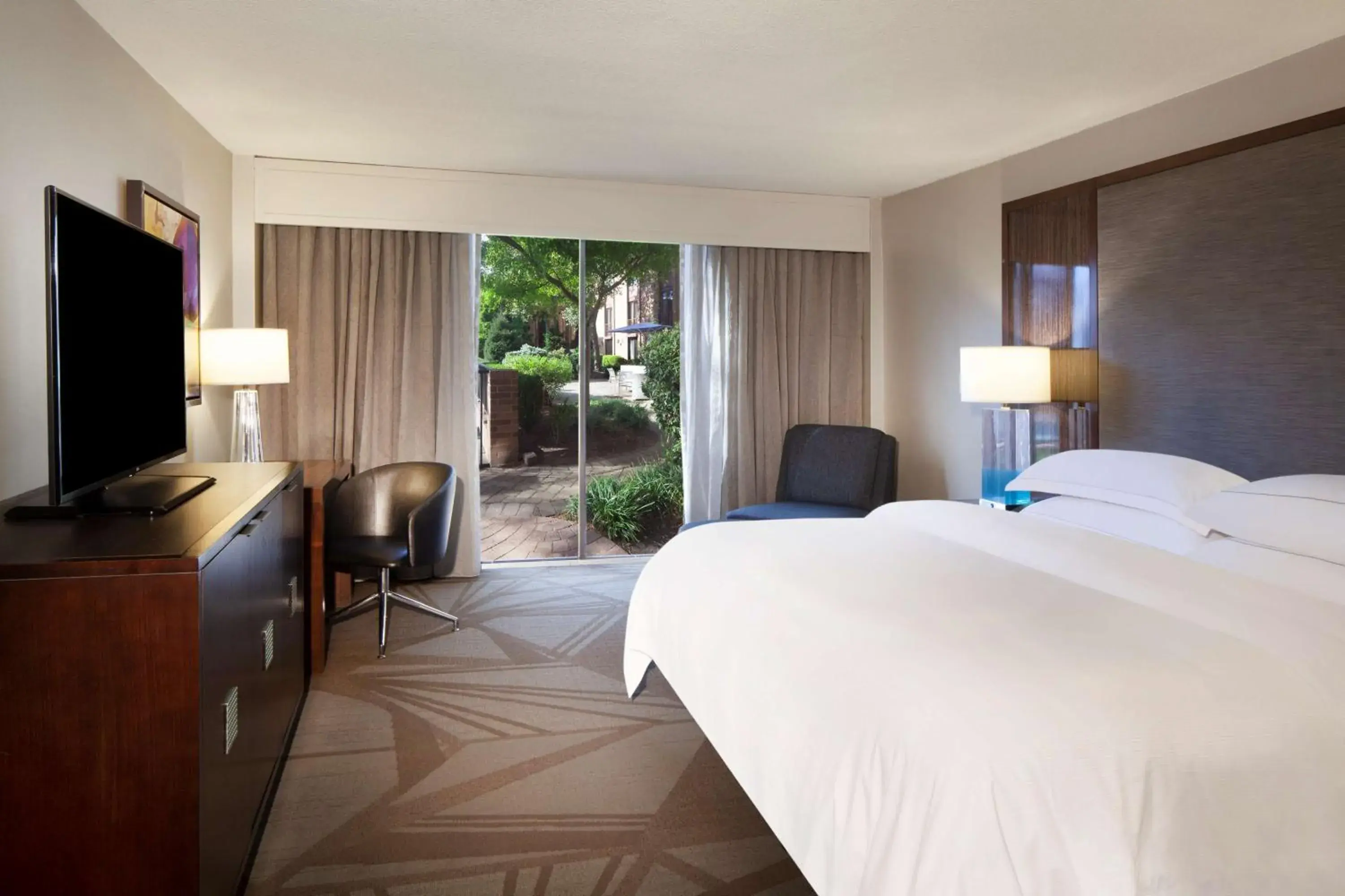 King Room with Pool View in Hilton Parsippany King Room with Pool View in Hilton Parsippany