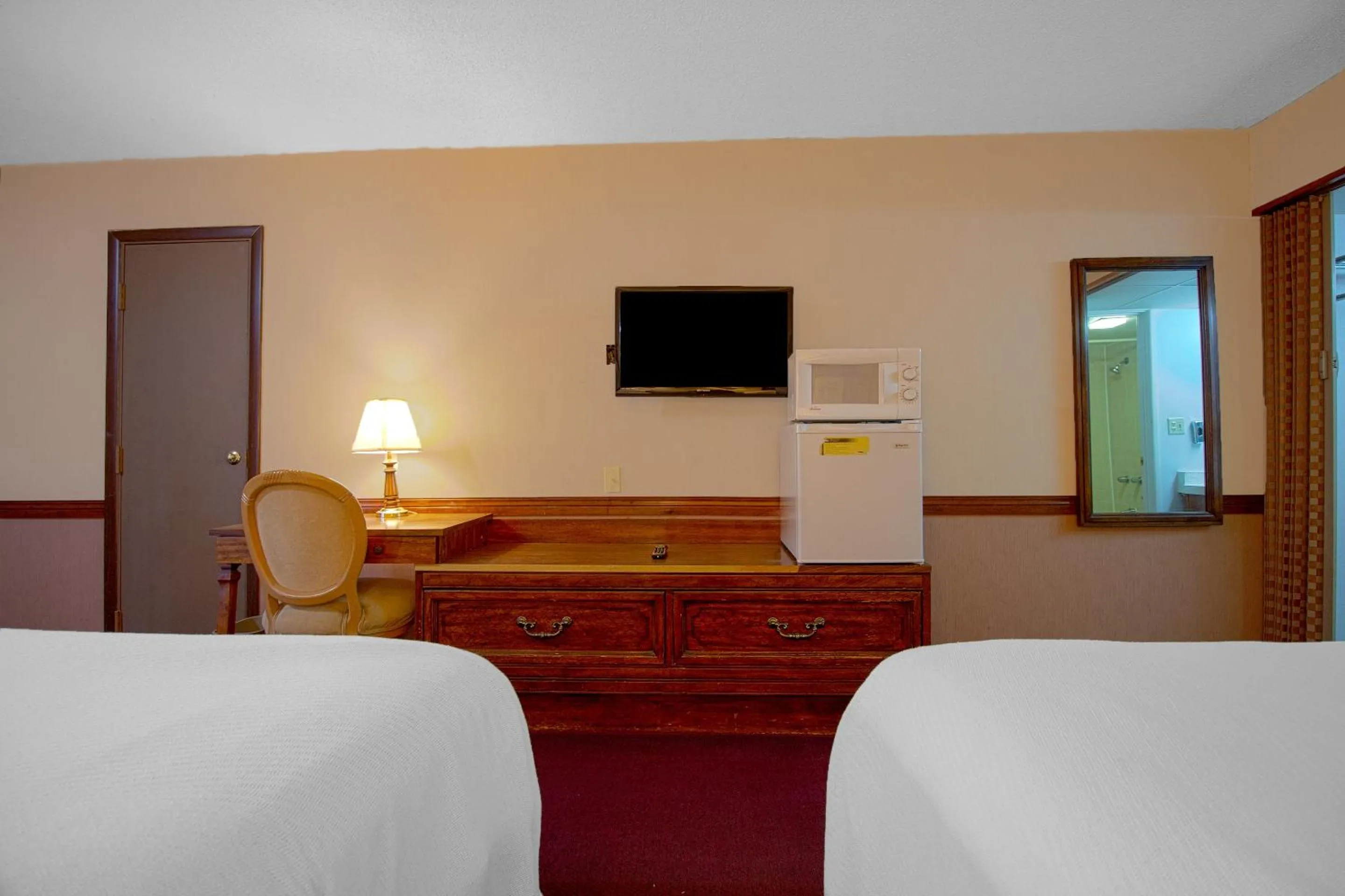 Bedroom, Bed in HomeTown Inn By OYO - Liberal, KS