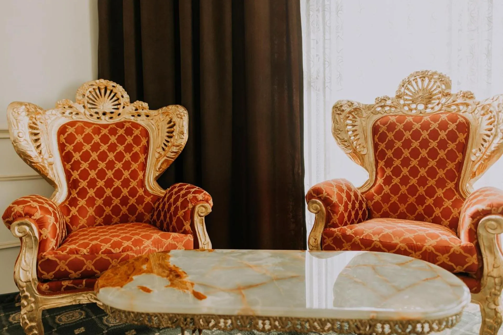 Seating area in Regal Beius