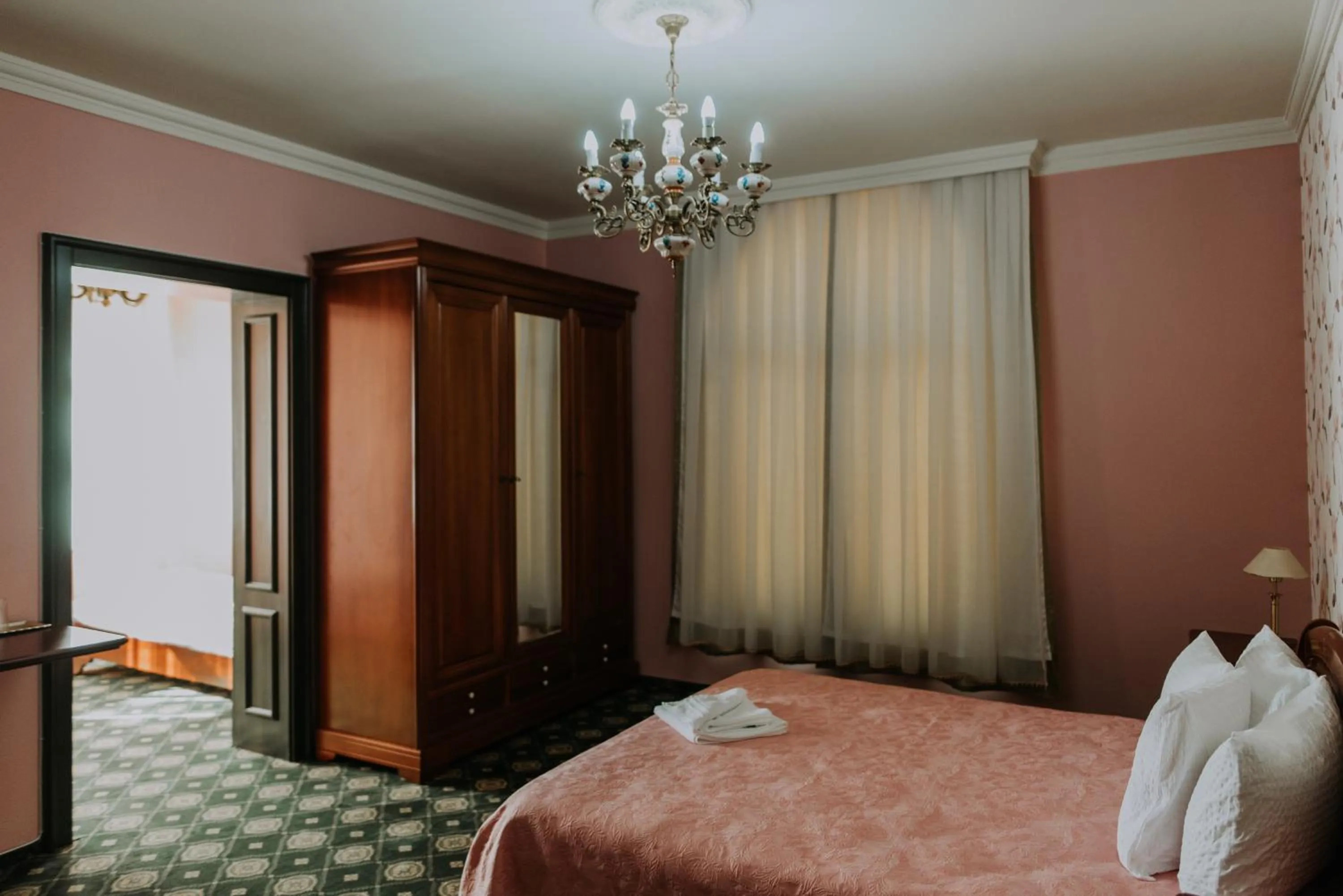 Photo of the whole room, Bed in Regal Beius