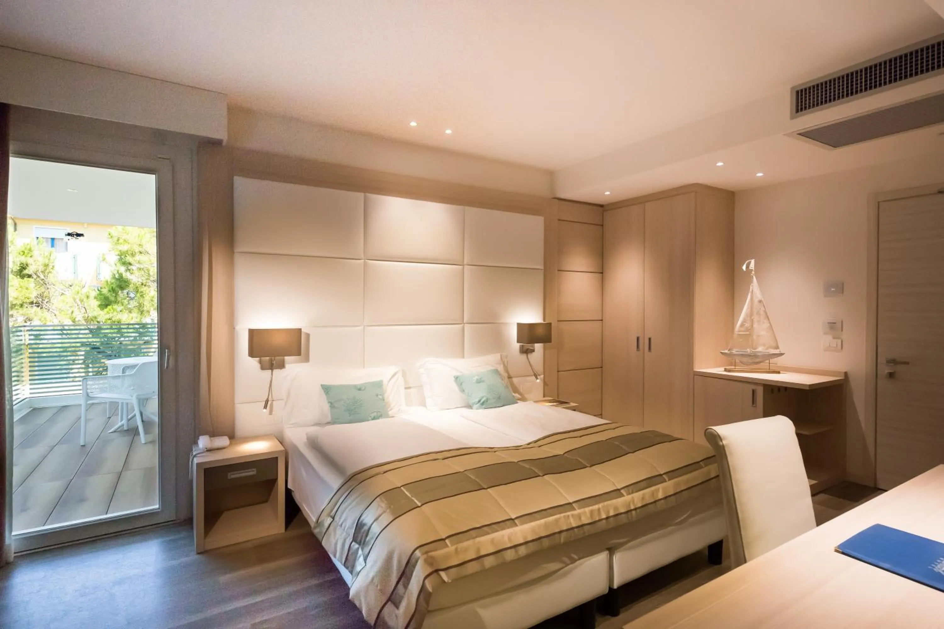 Bedroom, Bed in International Beach Hotel