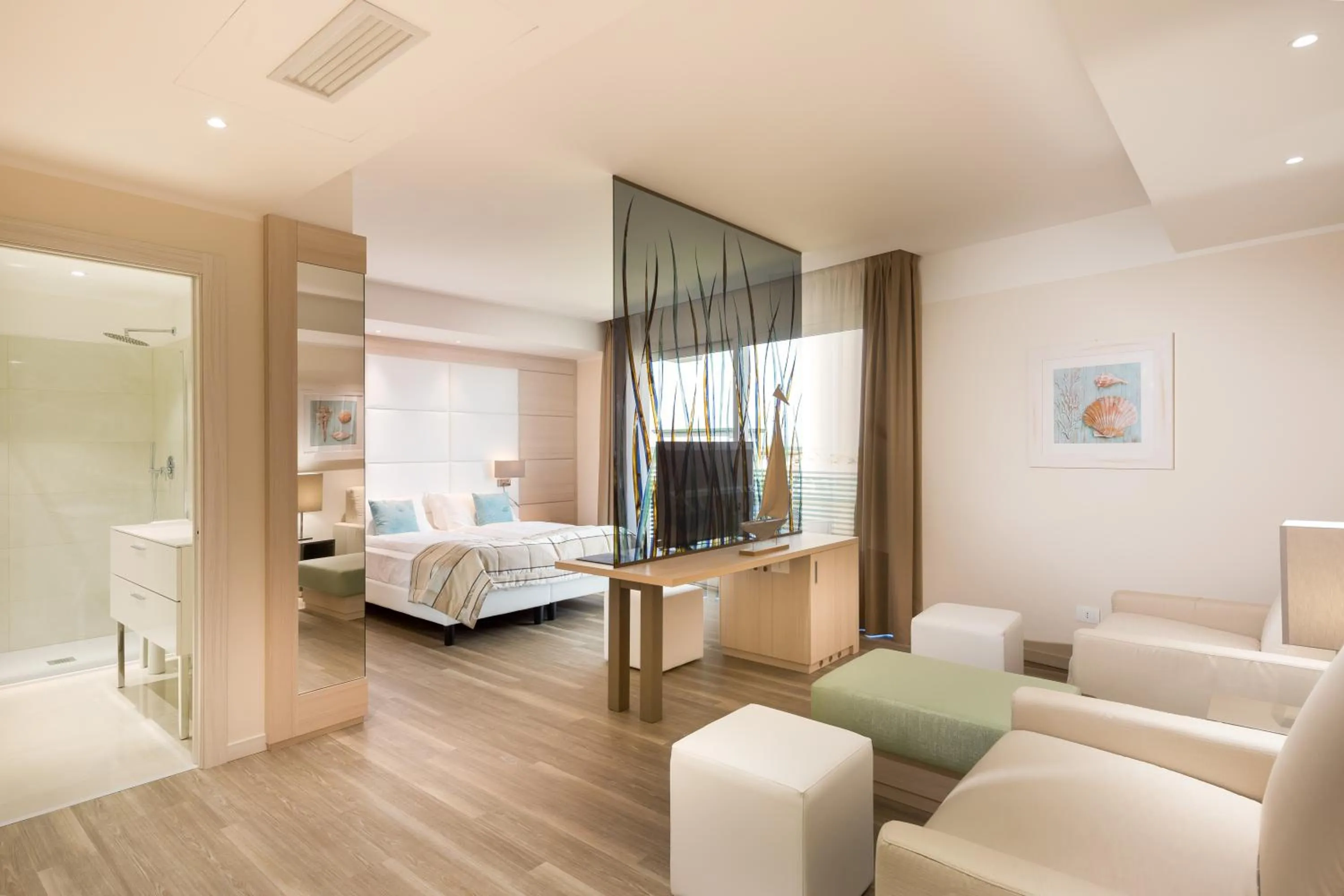 Bedroom, Bed in International Beach Hotel