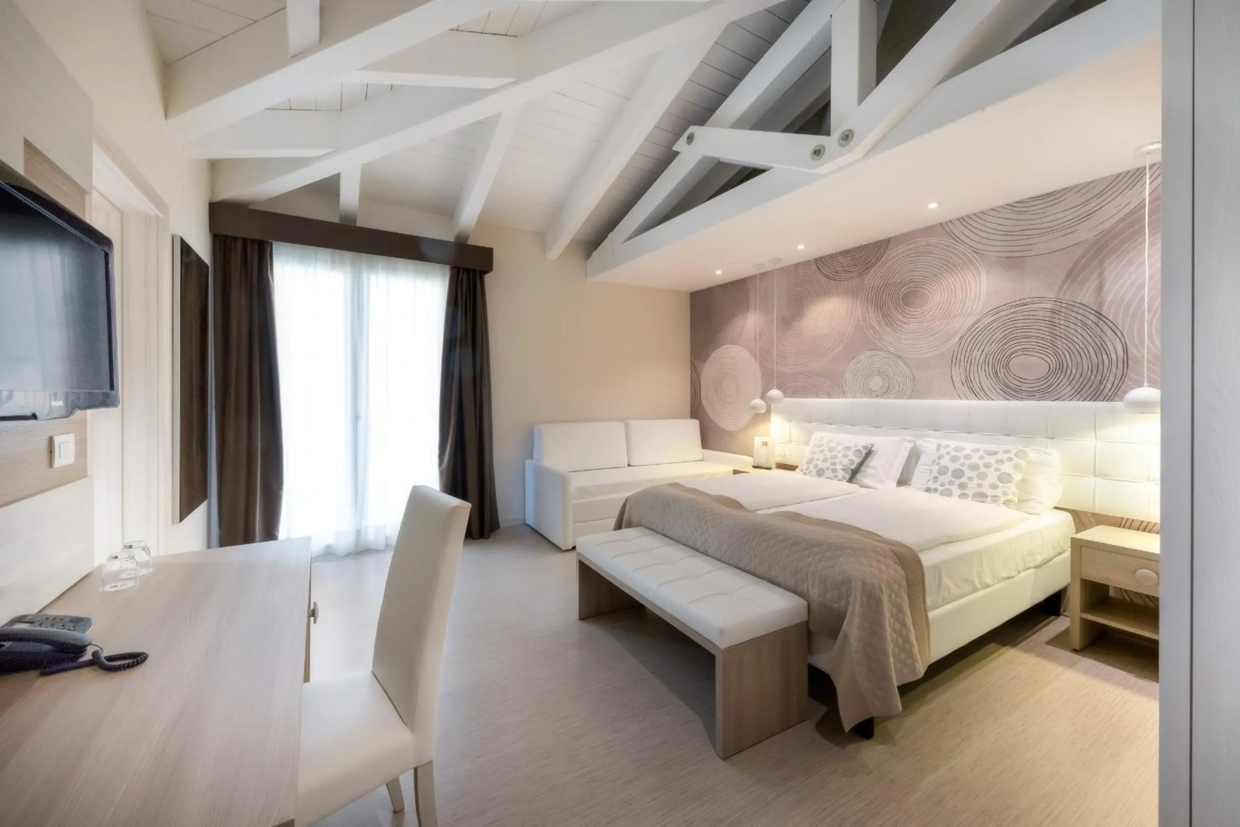 Bedroom, Bed in International Beach Hotel