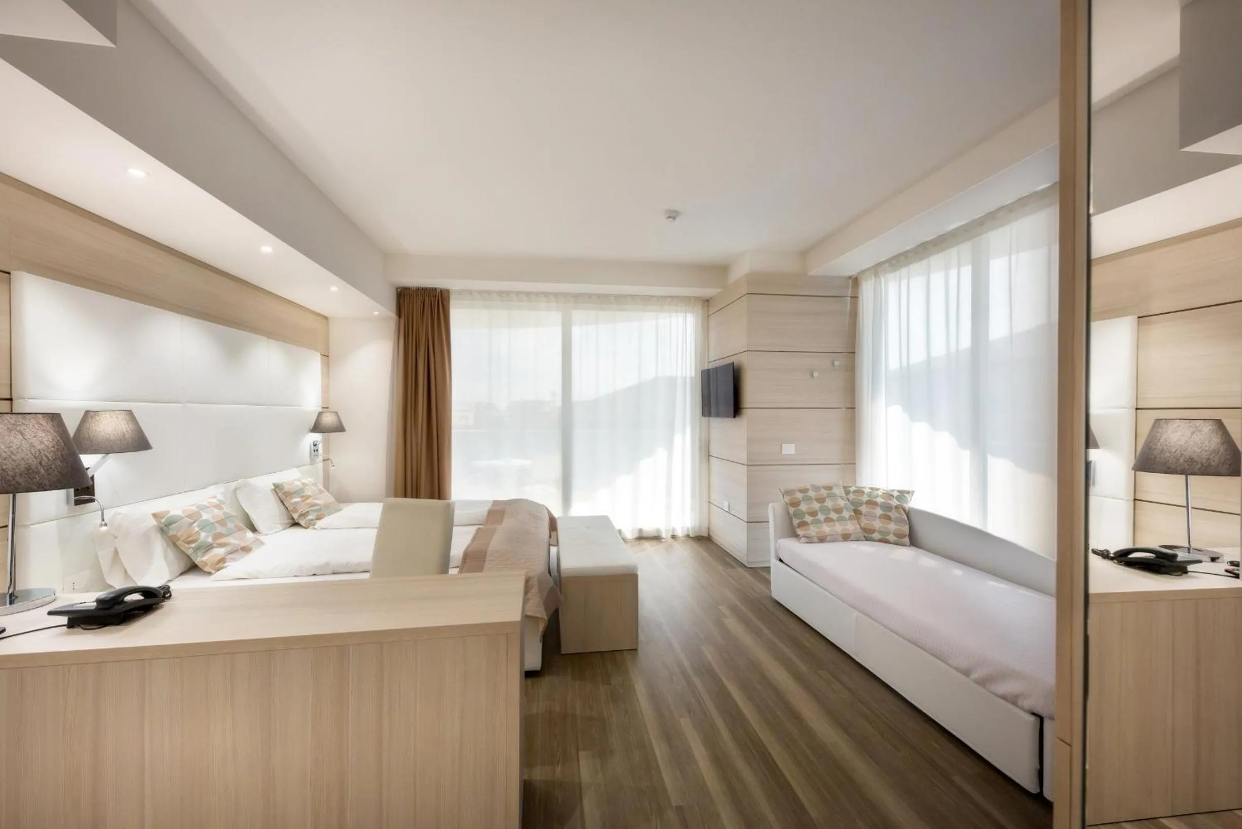 Bedroom, Bed in International Beach Hotel