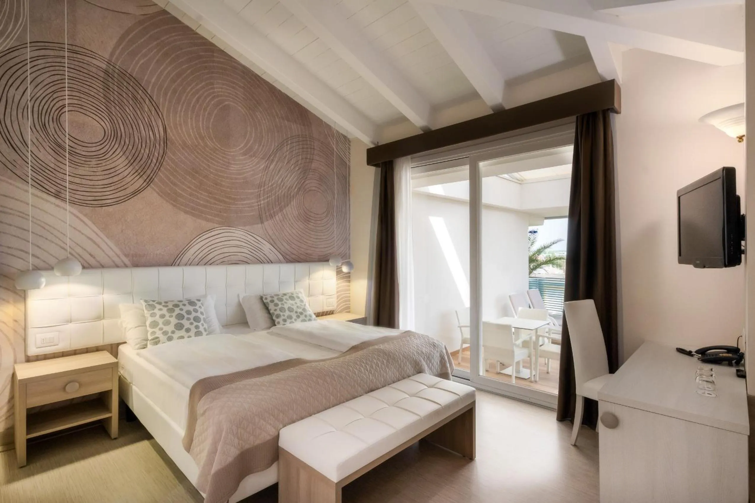 Bedroom, Bed in International Beach Hotel