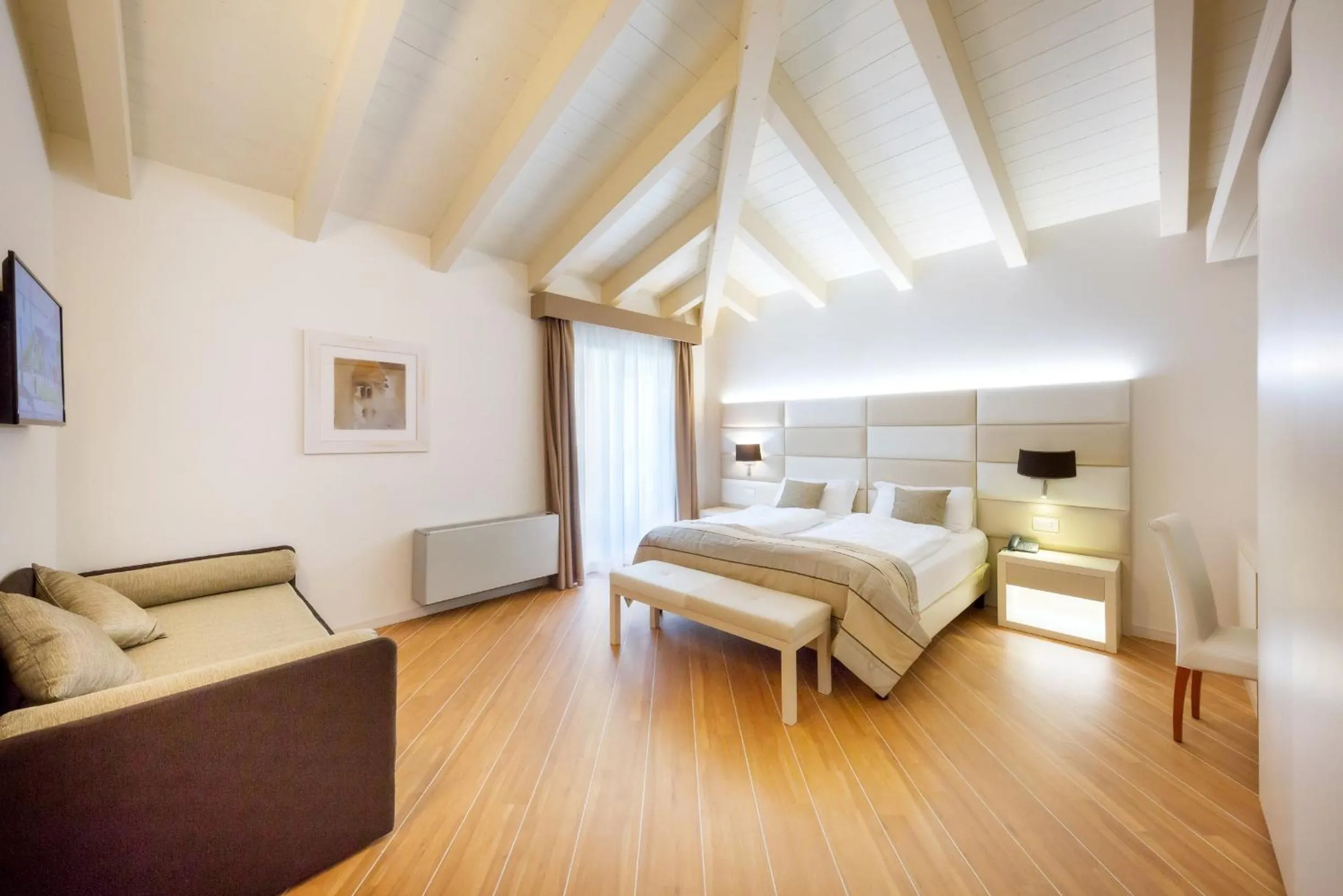 Bedroom, Bed in International Beach Hotel