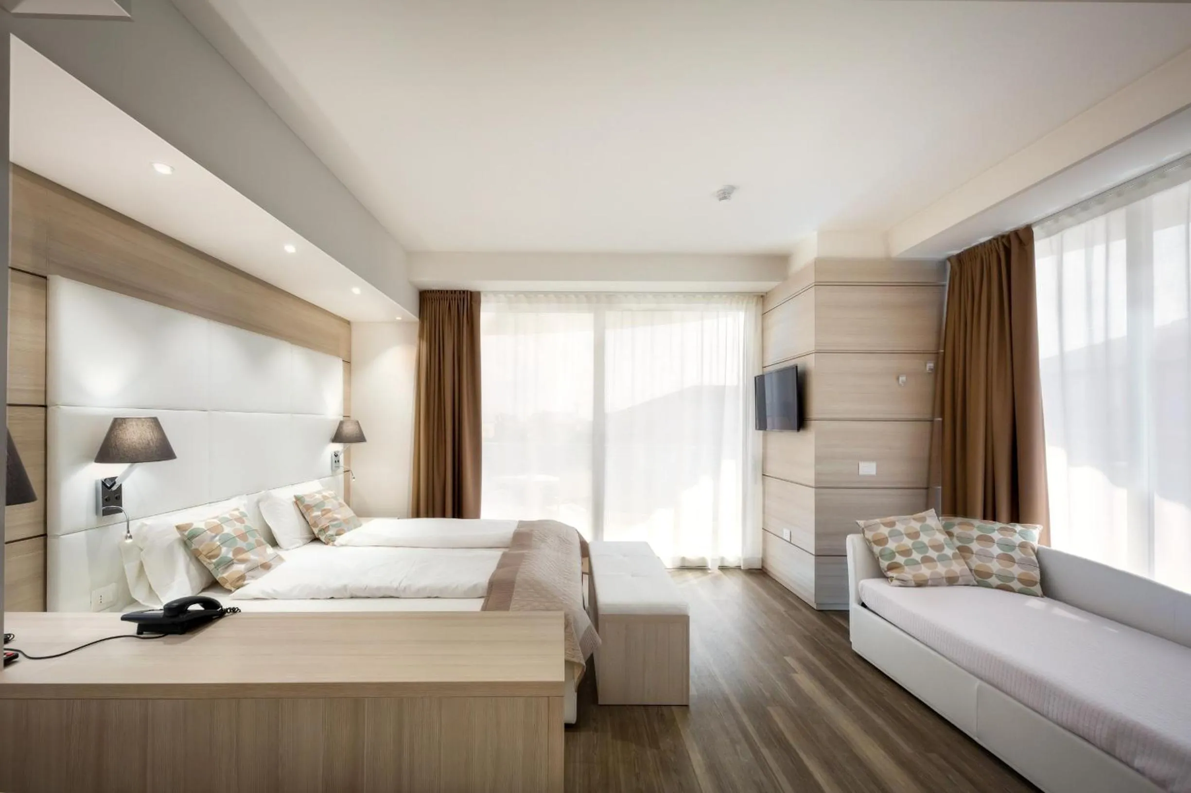 Bedroom, Bed in International Beach Hotel