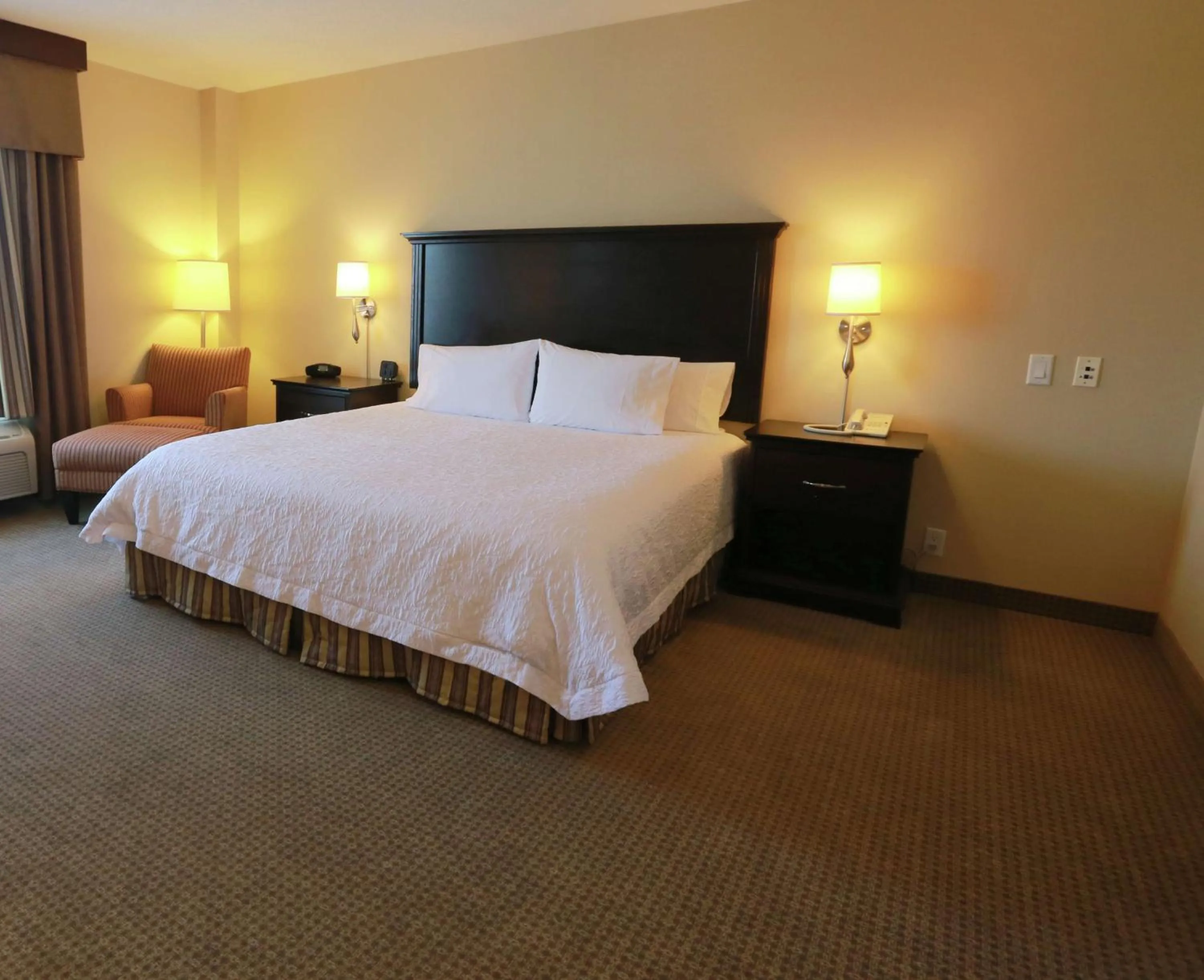 Living room, Bed in Hampton Inn & Suites Laval