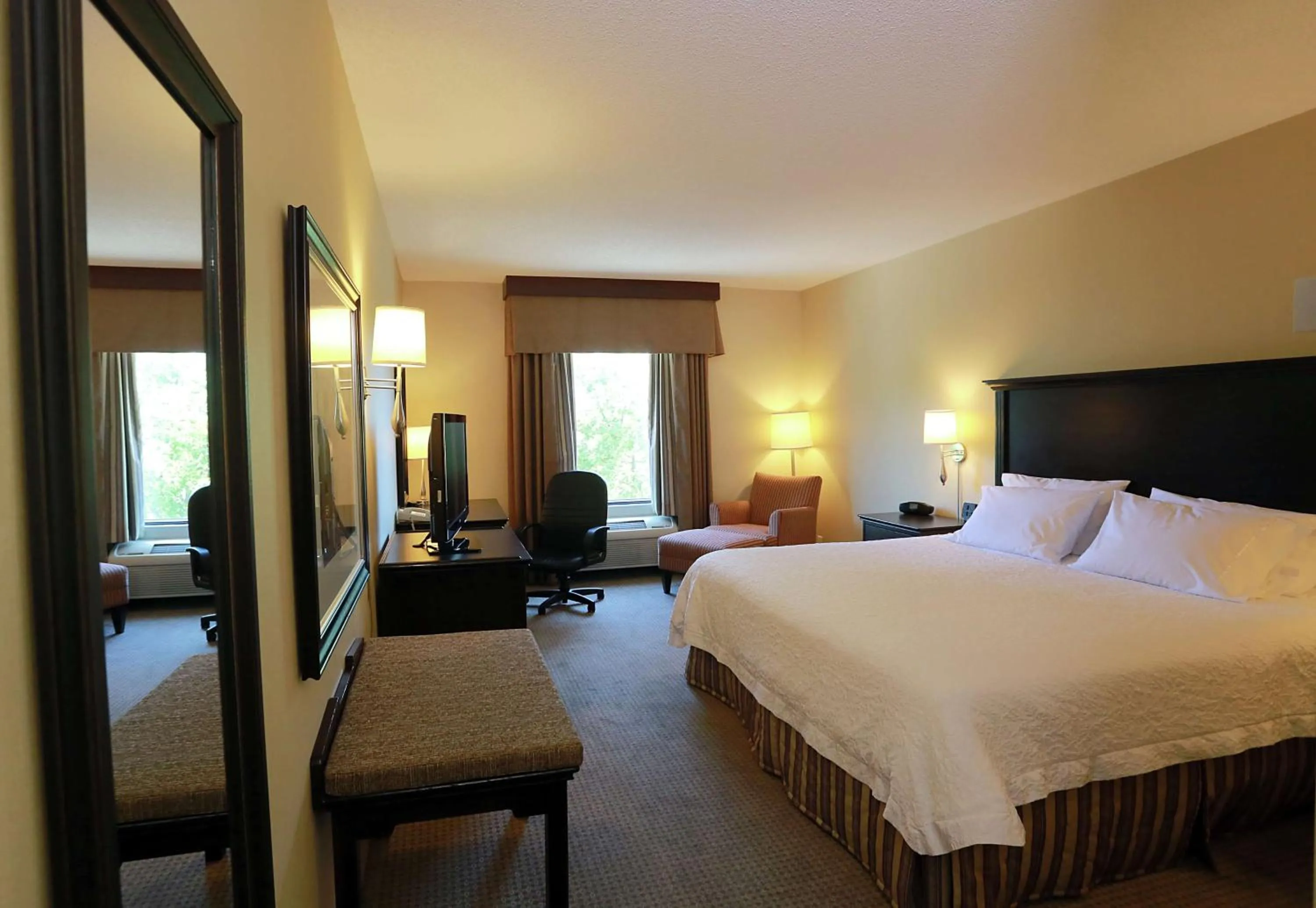 Bedroom, Bed in Hampton Inn & Suites Laval