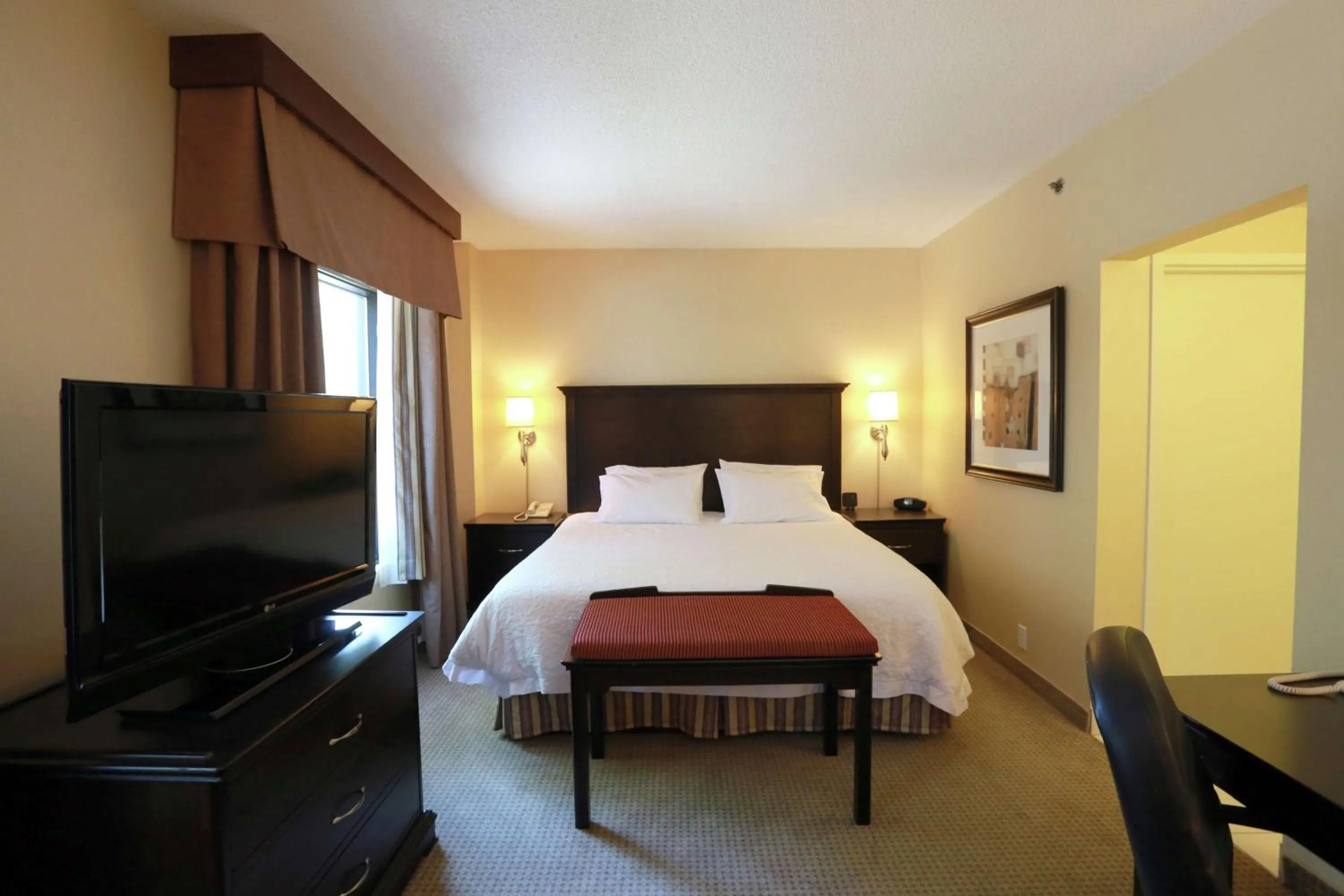 Bedroom, Bed in Hampton Inn & Suites Laval