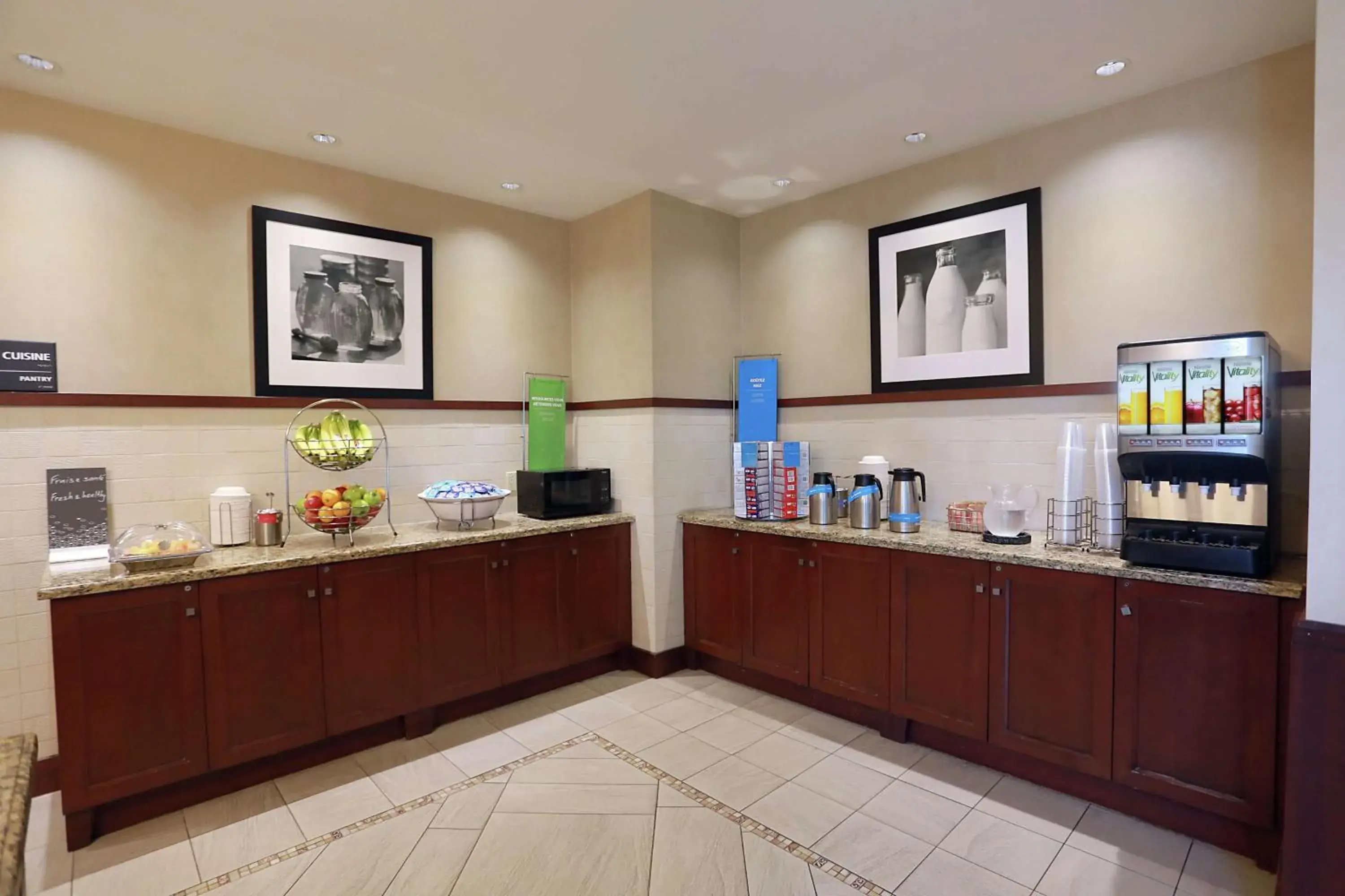 Breakfast in Hampton Inn & Suites Laval Breakfast in Hampton Inn & Suites Laval