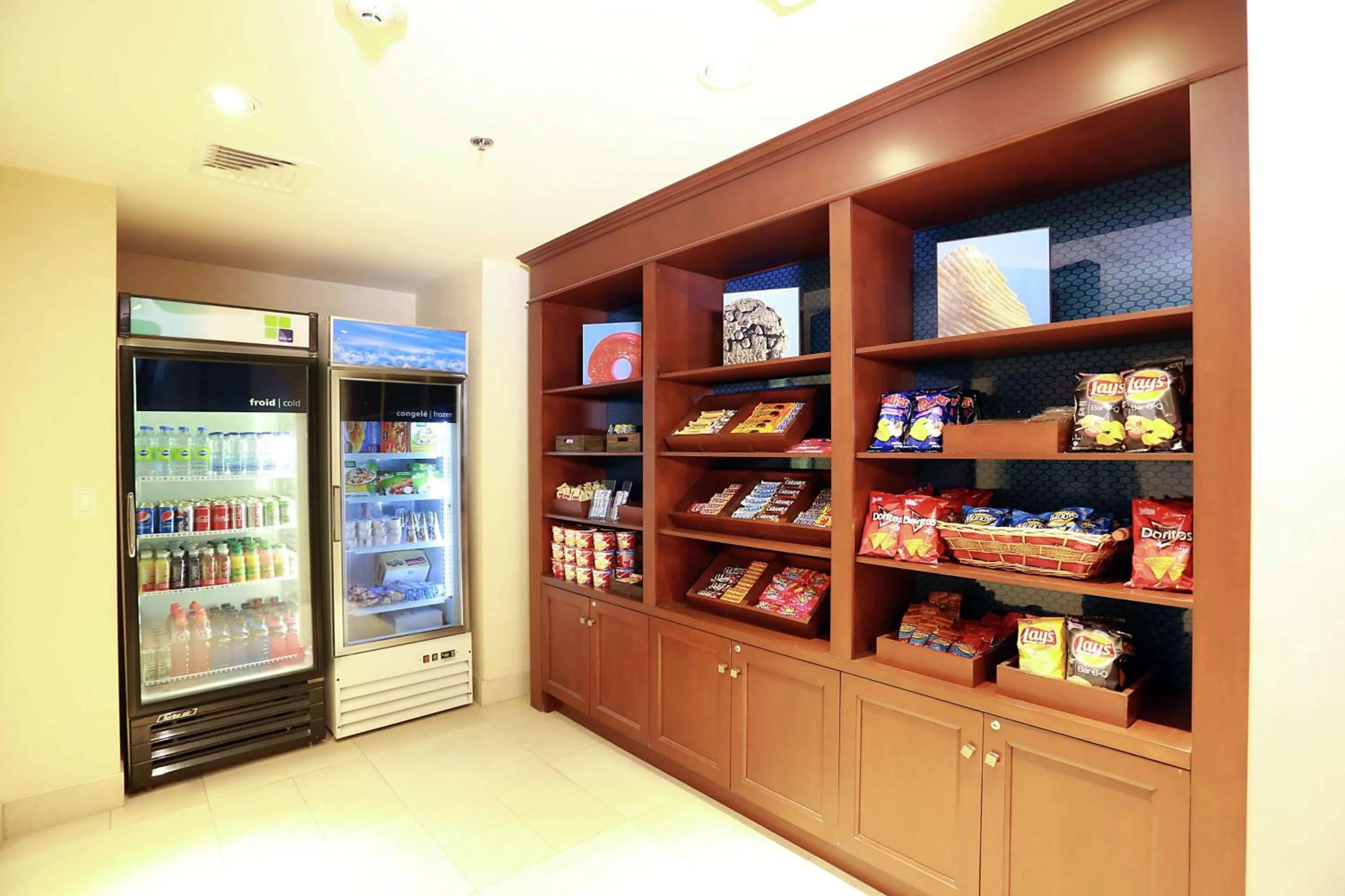 Restaurant/places to eat in Hampton Inn & Suites Laval