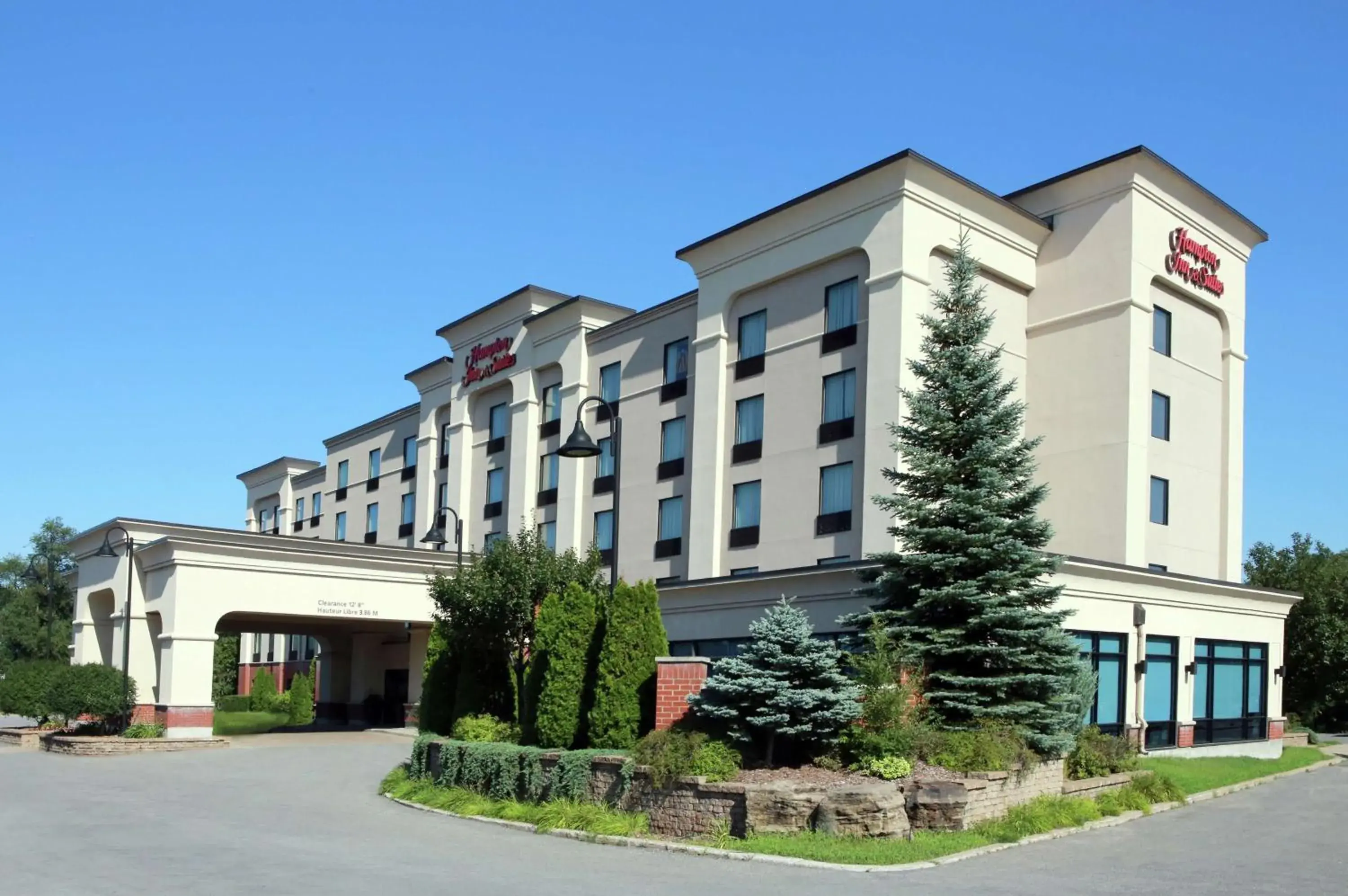 Property building in Hampton Inn & Suites Laval Property building in Hampton Inn & Suites Laval