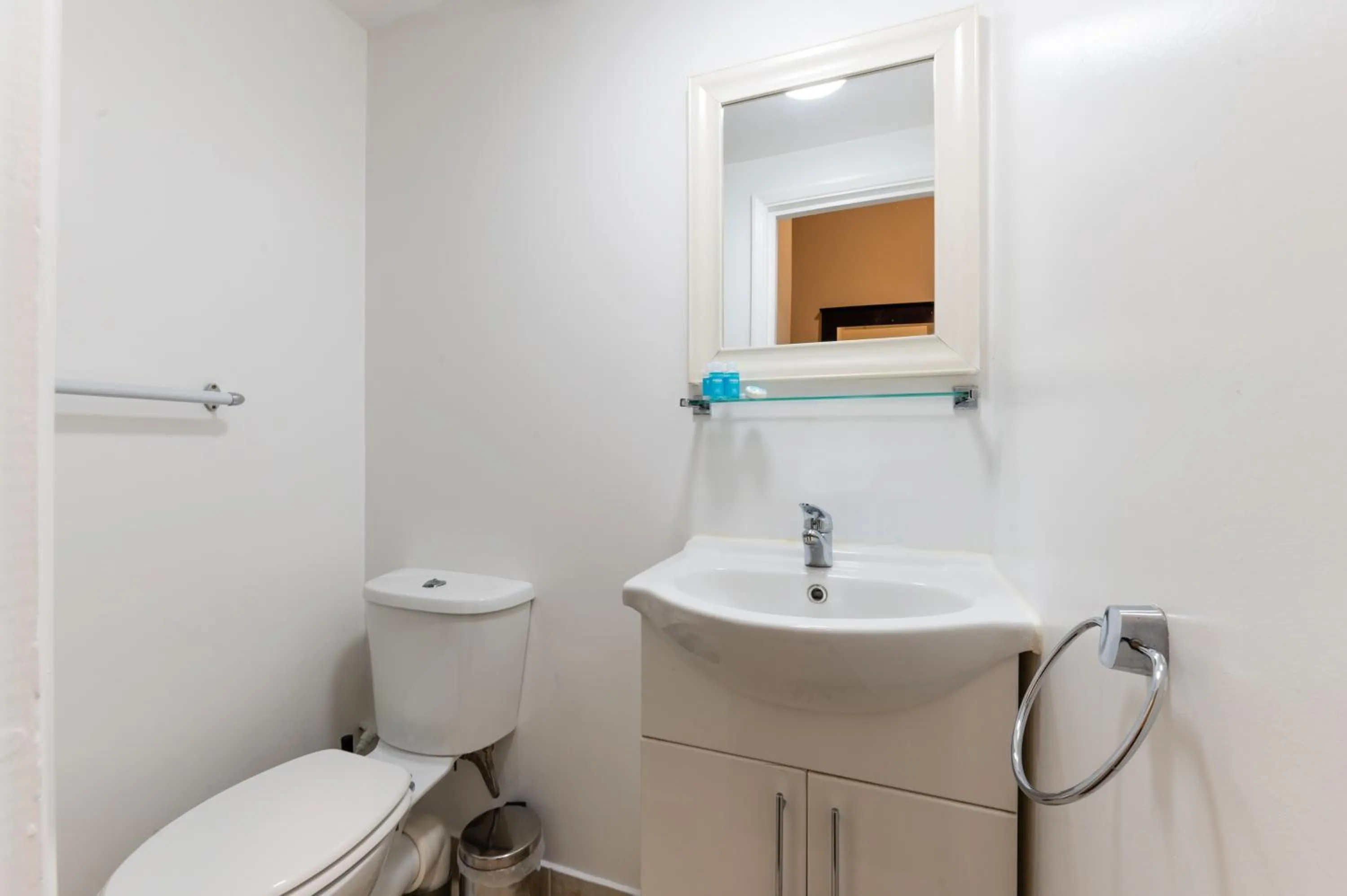 Toilet in Astoria Hotel