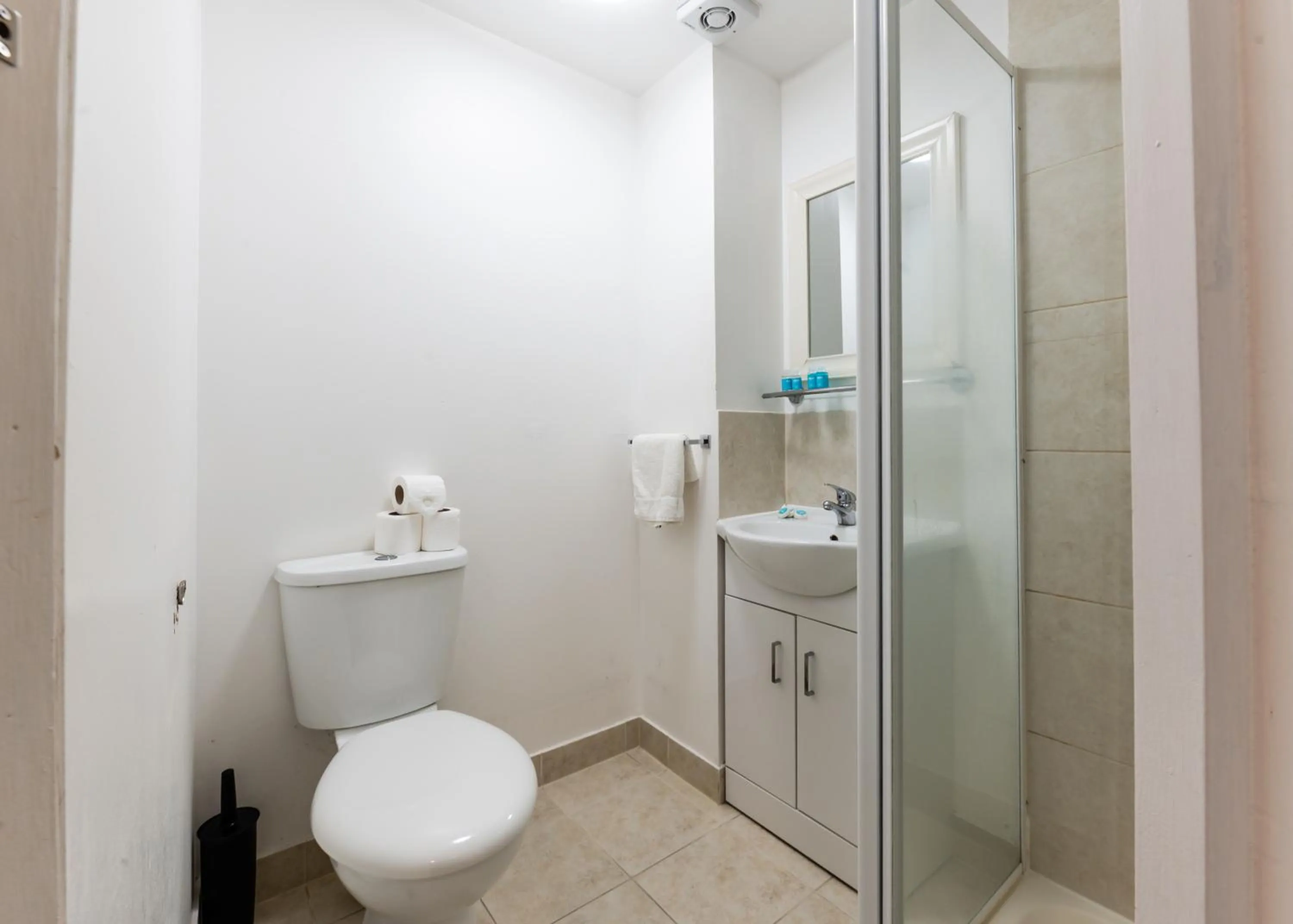 Toilet in Astoria Hotel