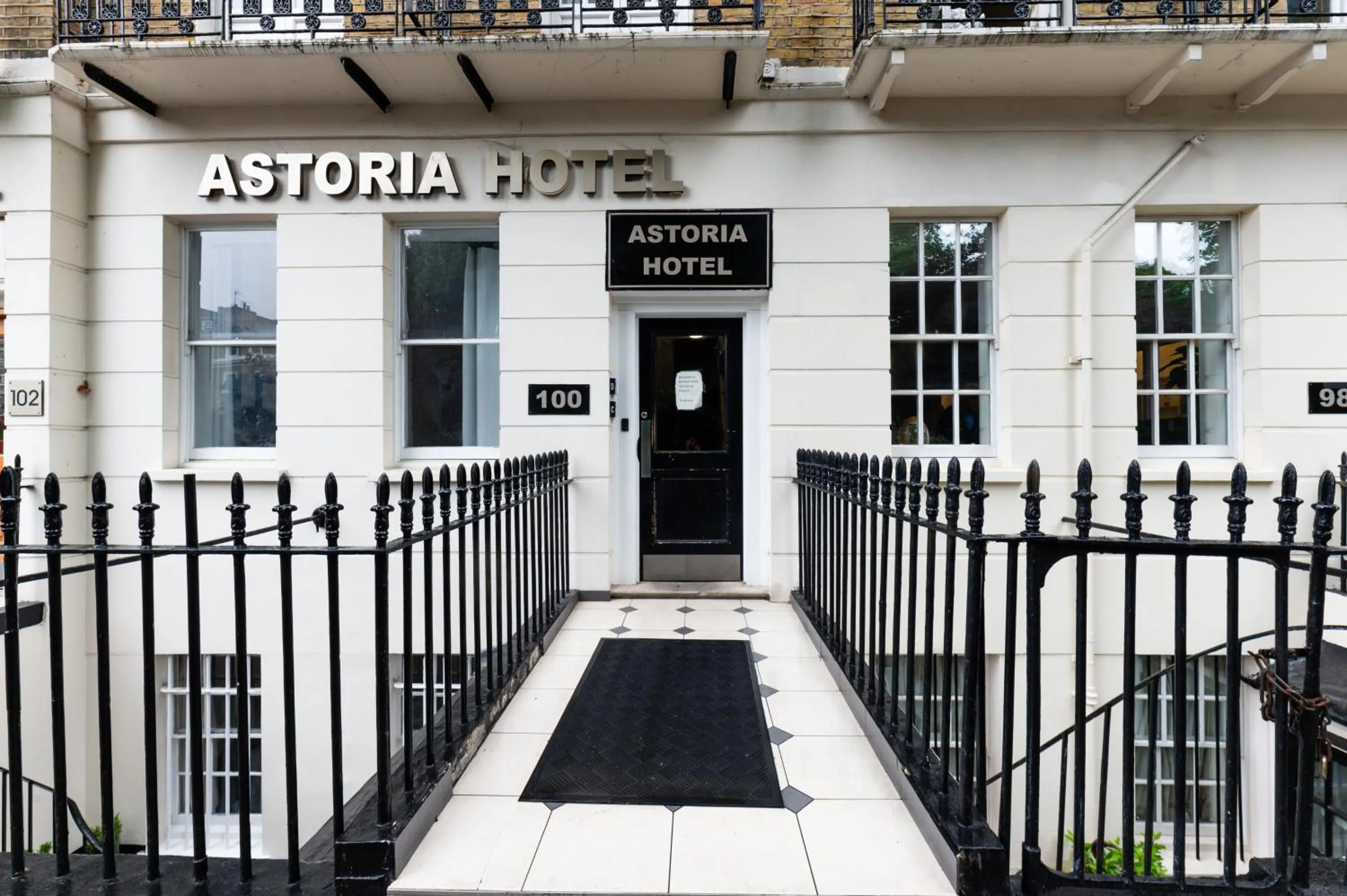 Facade/entrance in Astoria Hotel