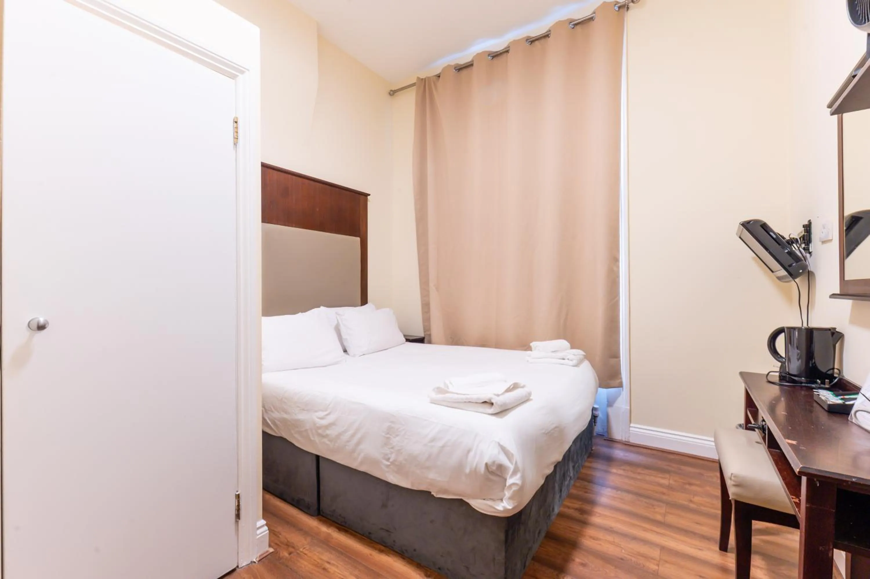 Bedroom, Bed in Astoria Hotel