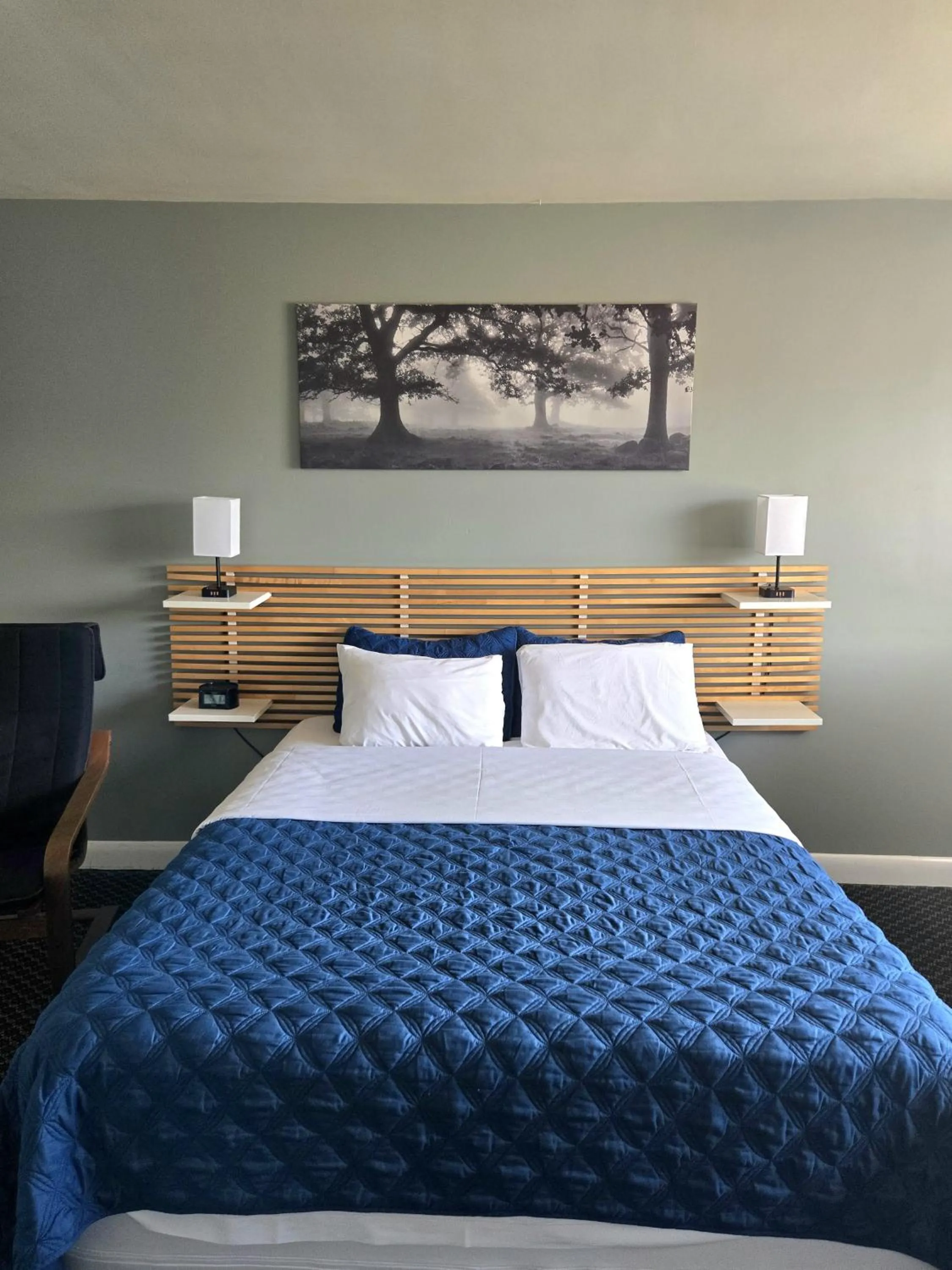 Bed in Lord Nelson Motel