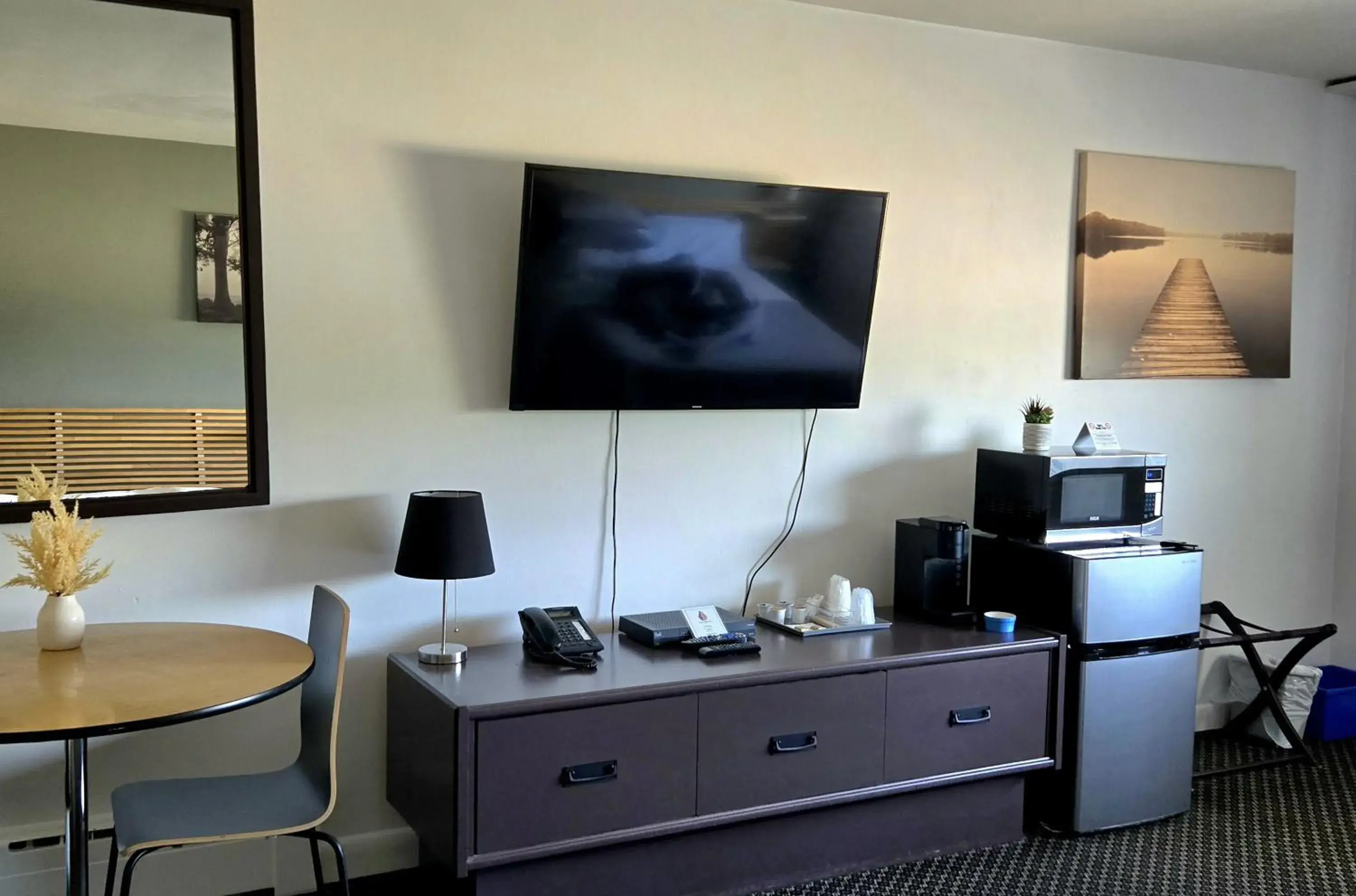 Room with Two Queen Beds in Lord Nelson Motel Room with Two Queen Beds in Lord Nelson Motel