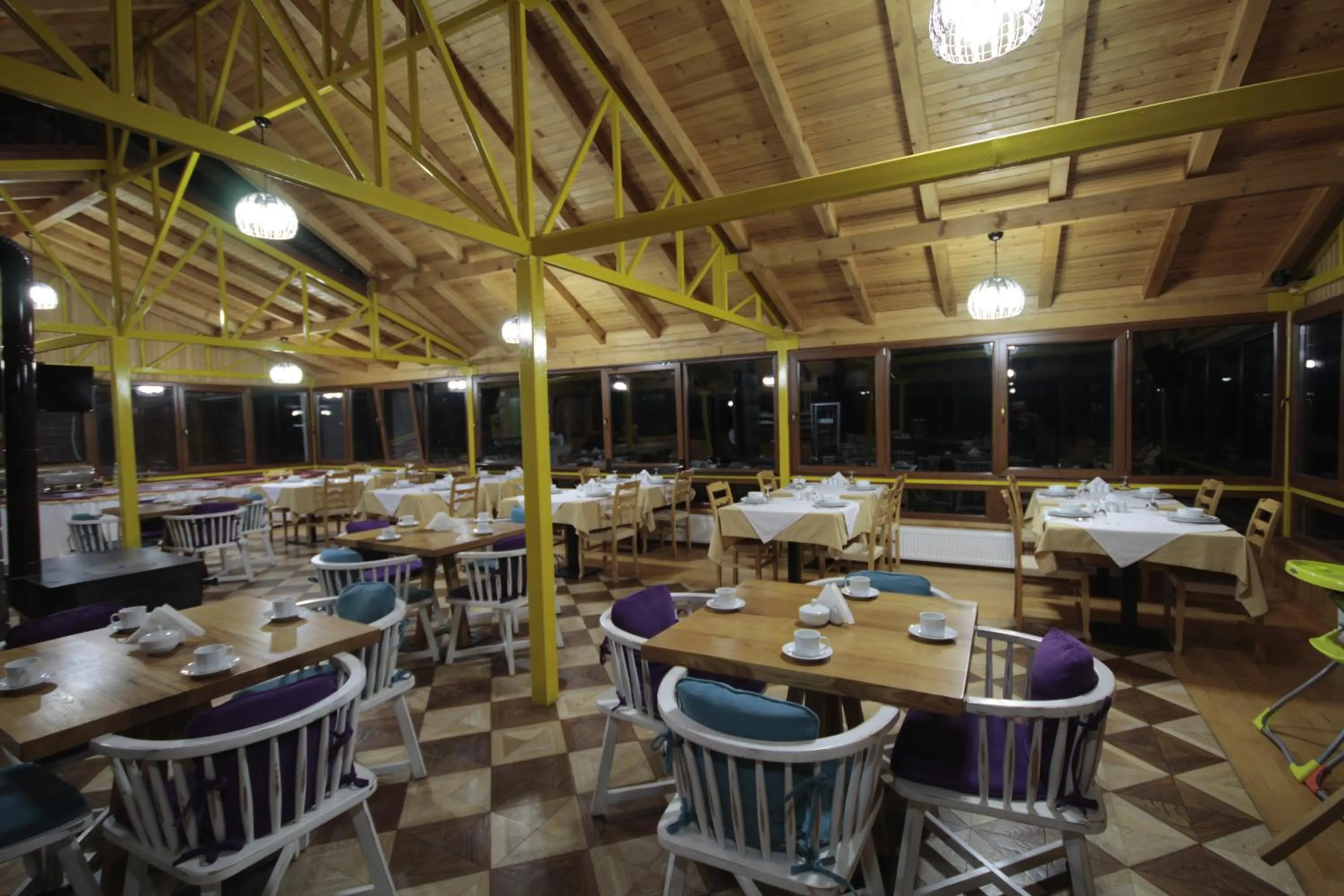 Restaurant/places to eat in Ayderoom Hotel