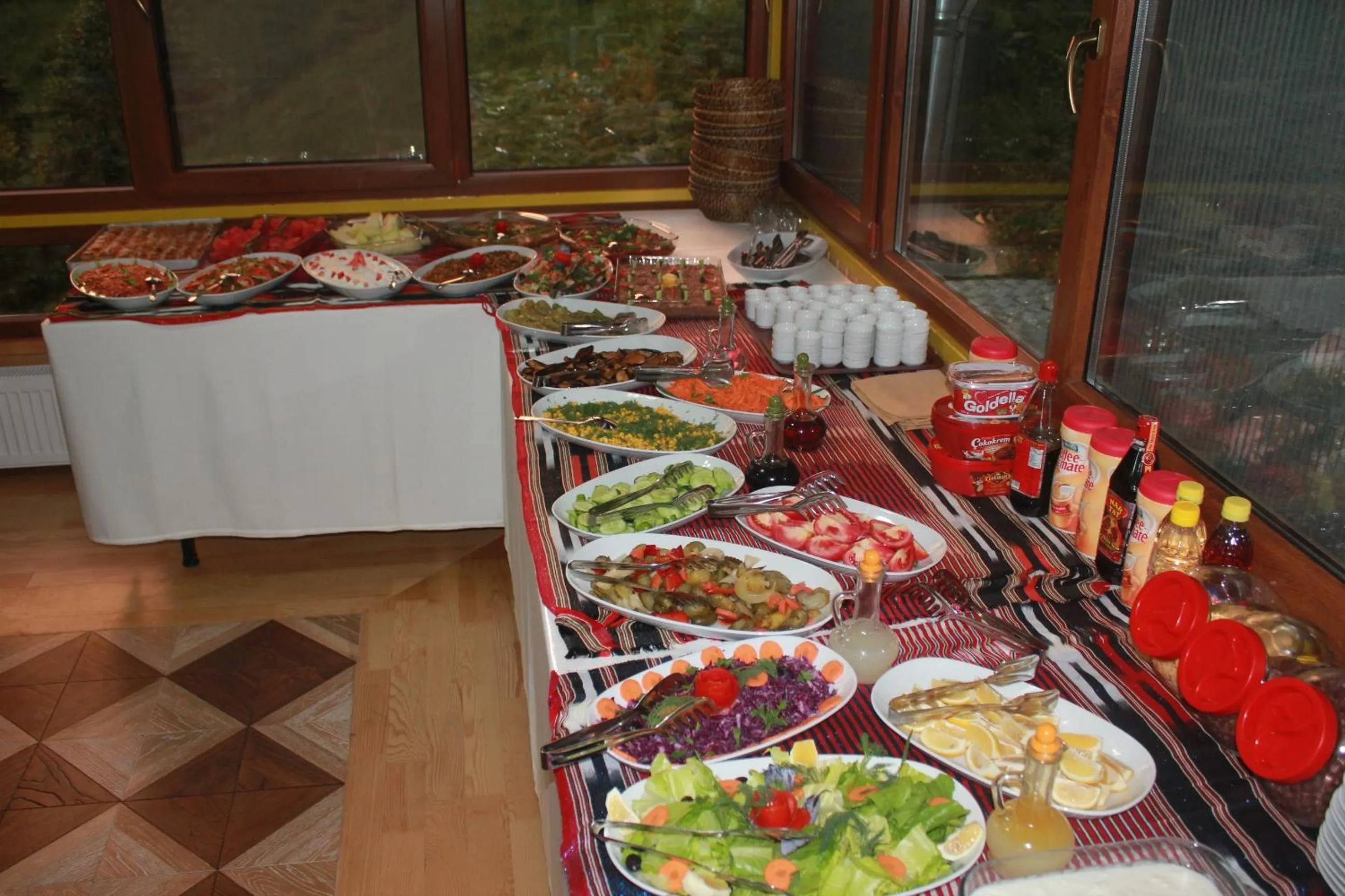 Restaurant/places to eat in Ayderoom Hotel